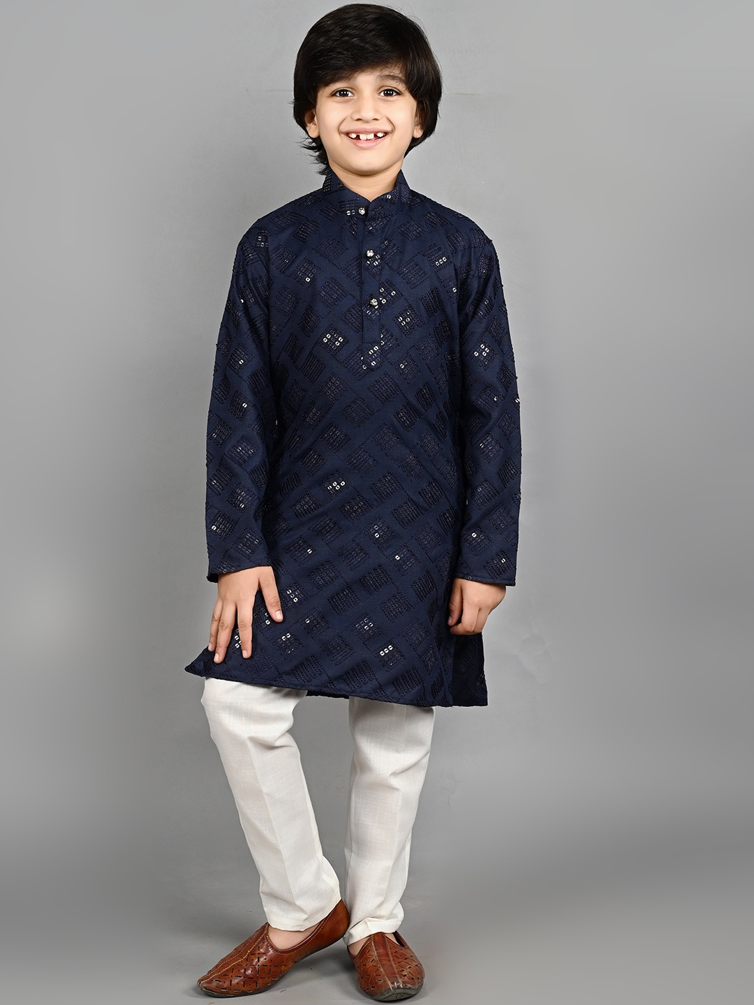 

ahhaaaa Boys Geometric Embroidered Mandarin Collar Straight Kurta With Pyjama, Navy blue