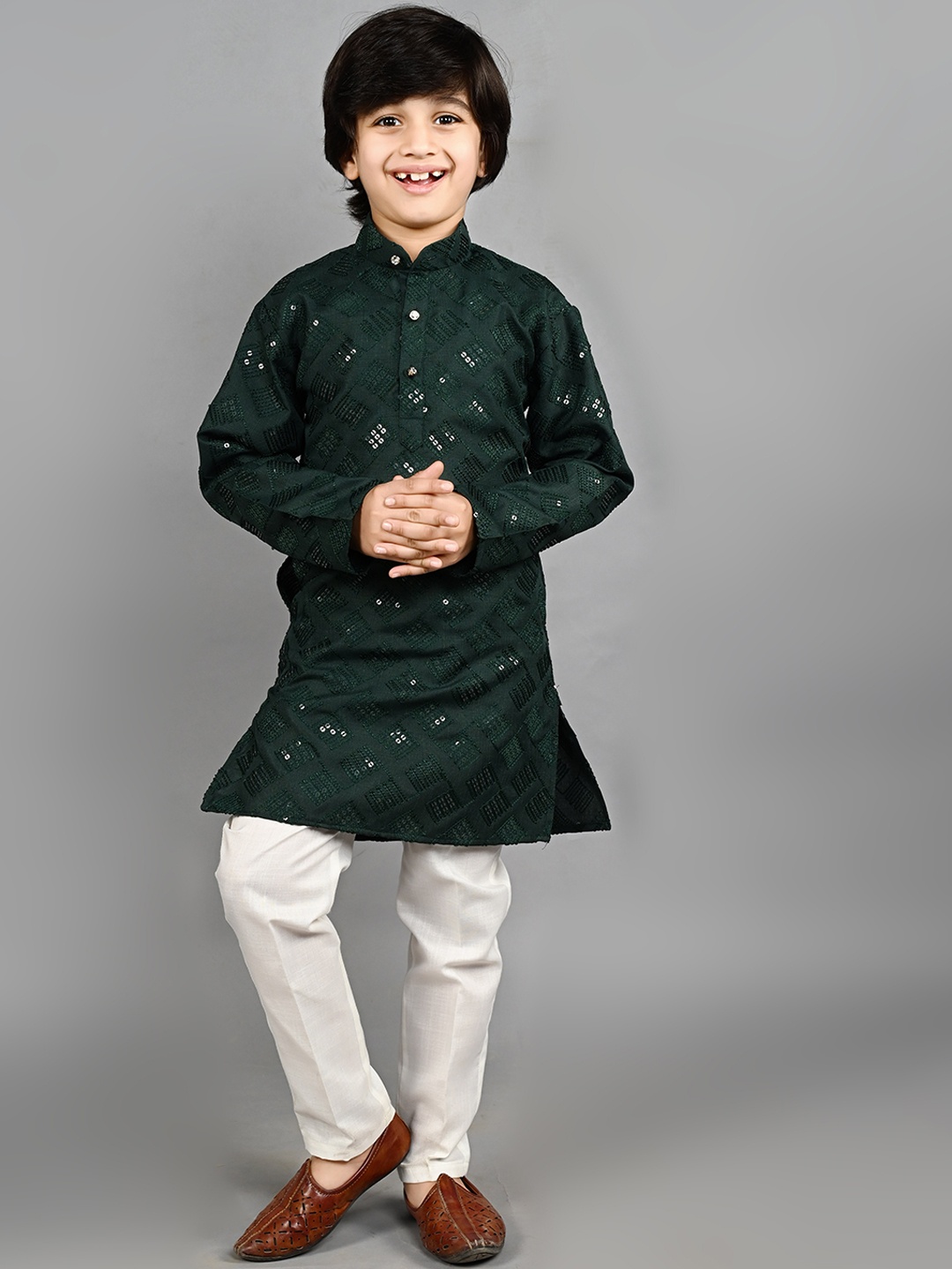 

ahhaaaa Boys Geometric Embroidered Mandarin Collar Straight Kurta With Pyjama, Green