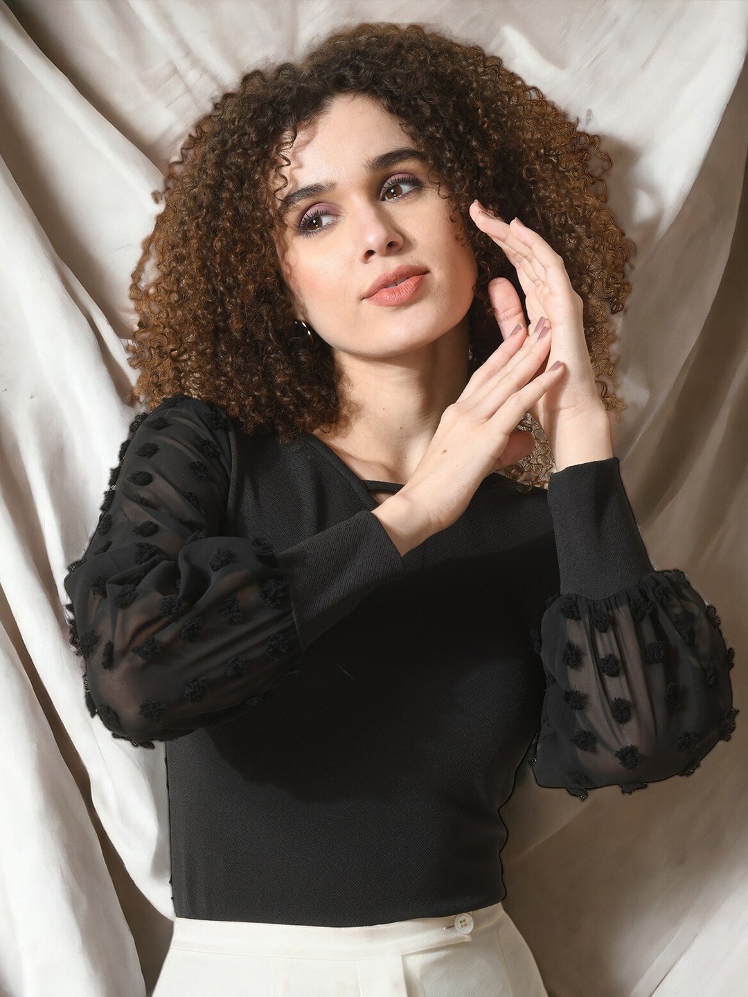 

Moshe V-Neck Long Cuffed Sleeves Top, Black