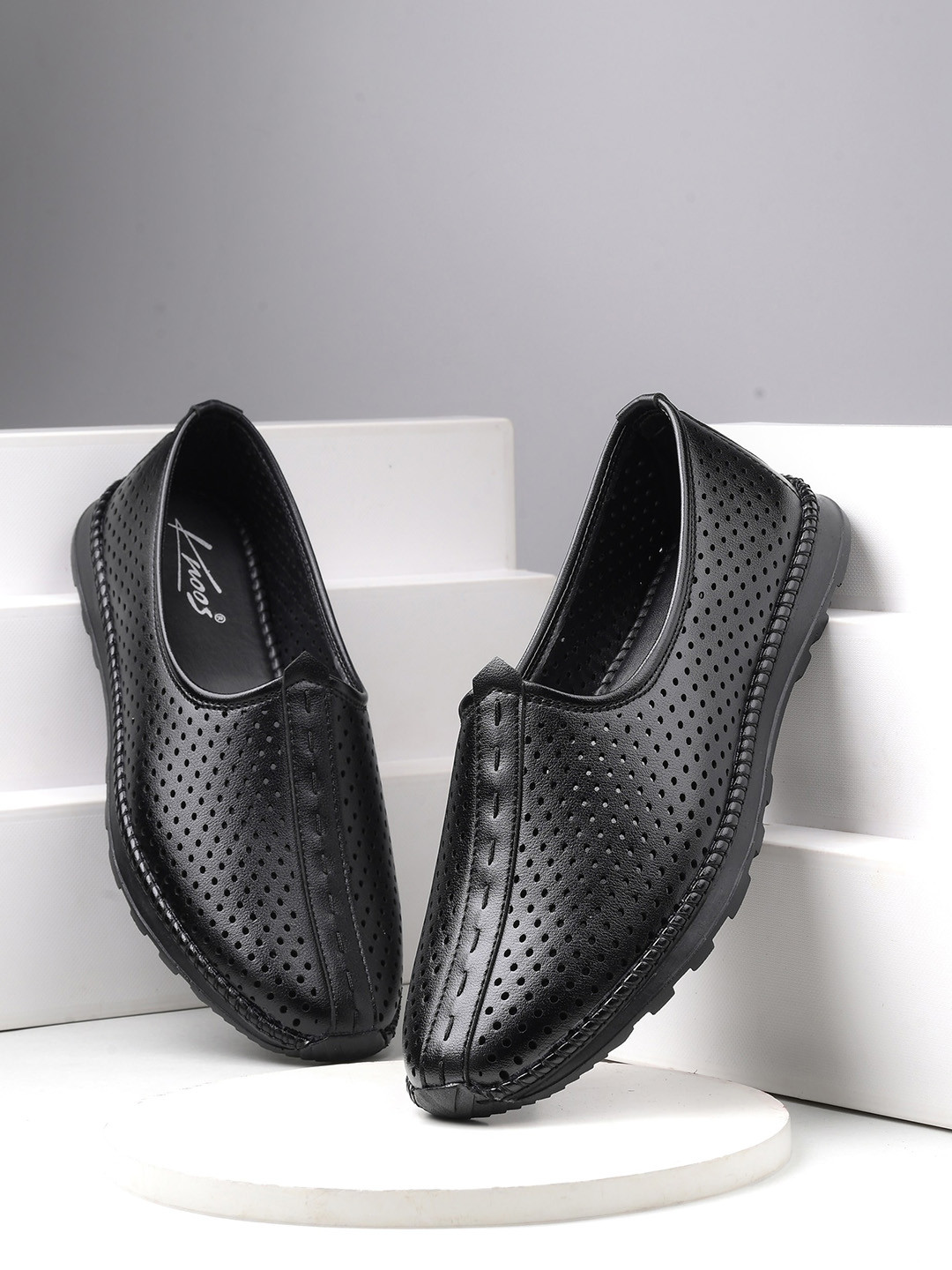 

knoos Men Perforations Lightweight Water Repellent Upper Mojaris, Black
