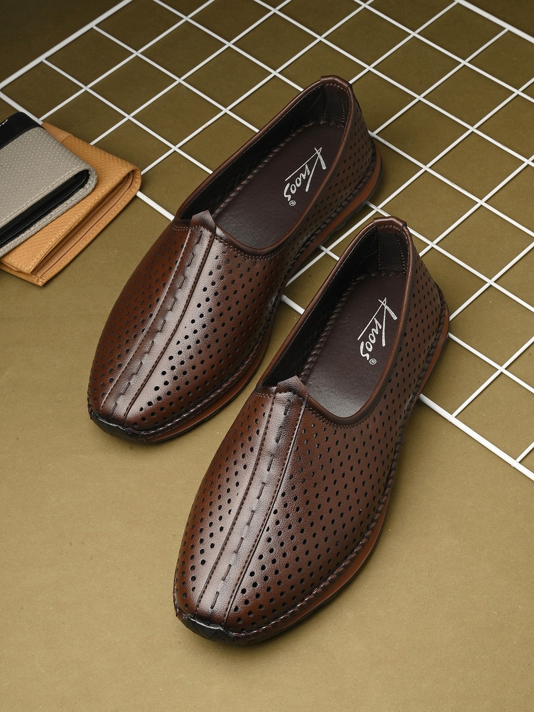 

knoos Men Textured Round Toe Lightweight Water Repellent Upper Mojaris, Brown