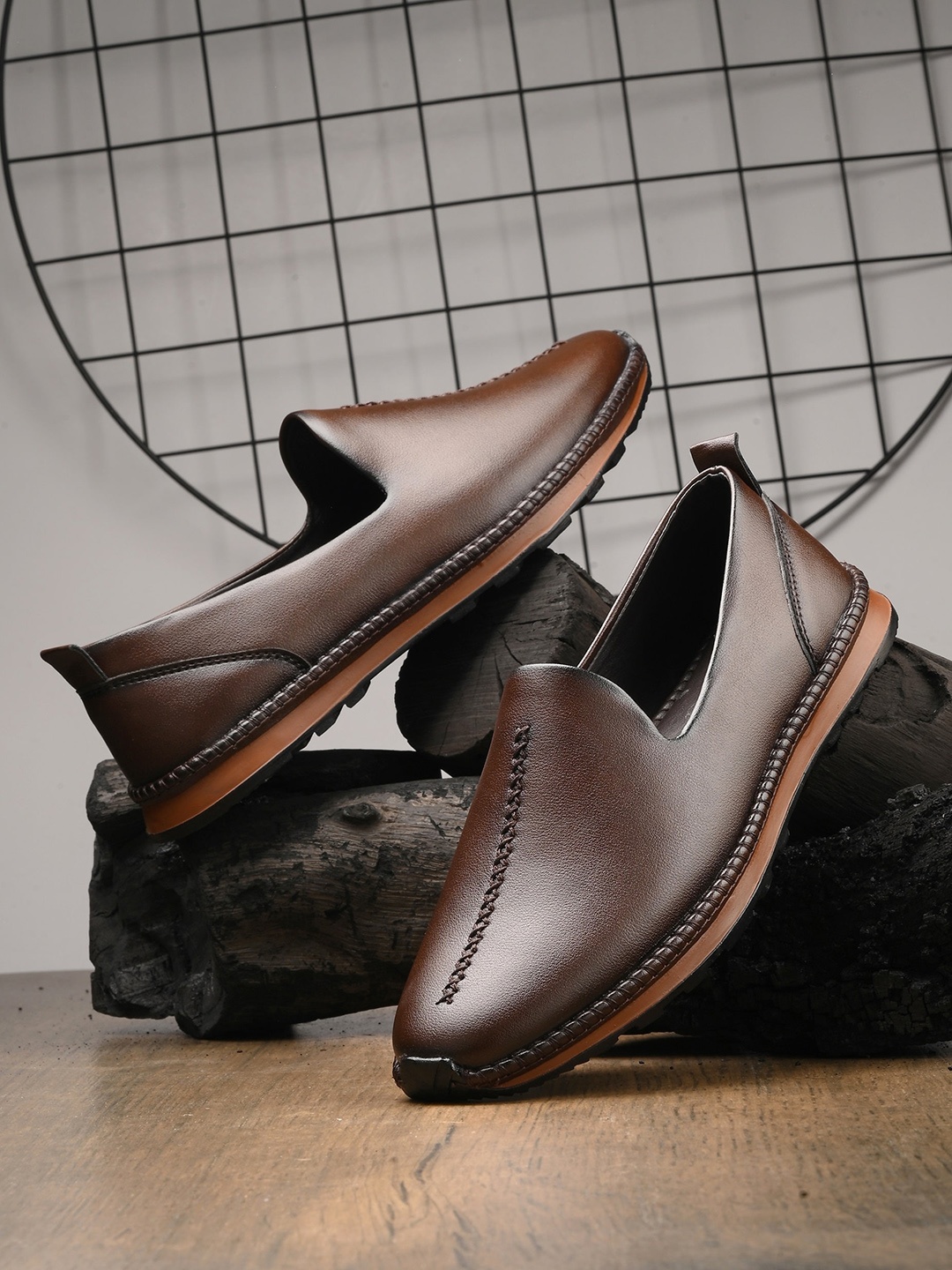 

knoos Men Textured Water Repellent Upper Mojaris, Brown