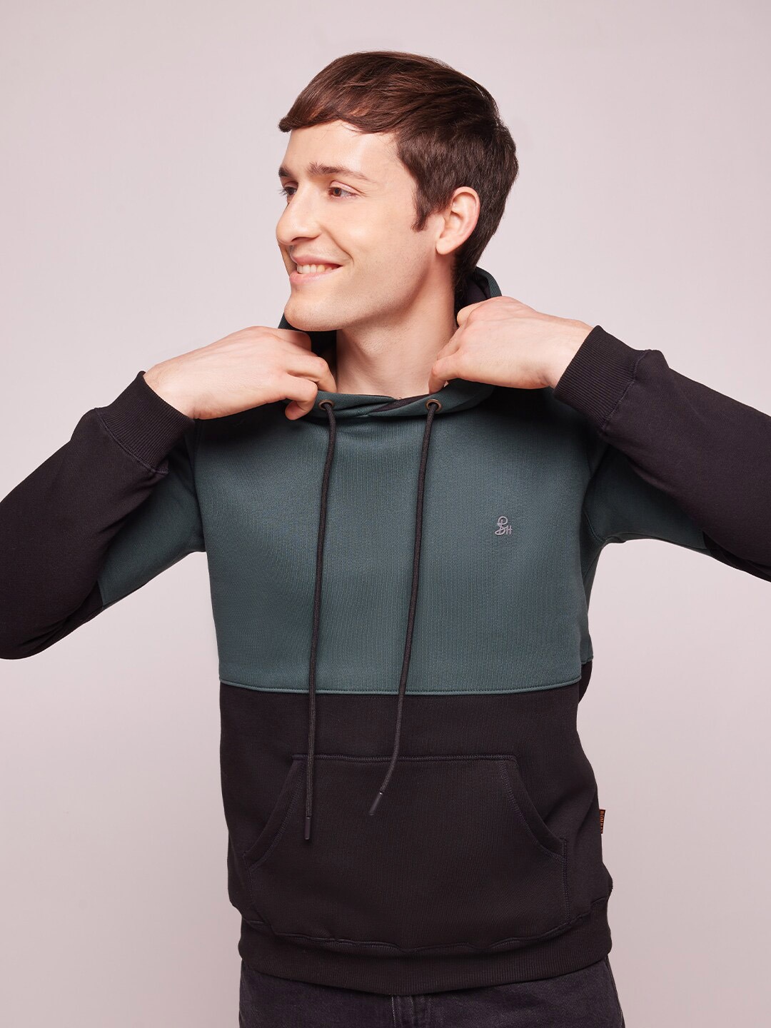 

Bombay High Men Regular Fit Colourblocked Knit Sweatshirt, Green