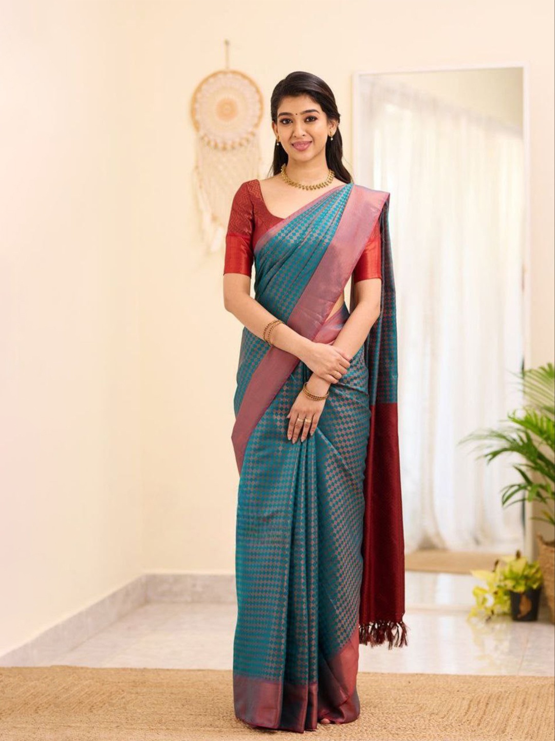 

STH Ethnic Woven Design Zari Pure Silk Banarasi Saree, Metallic