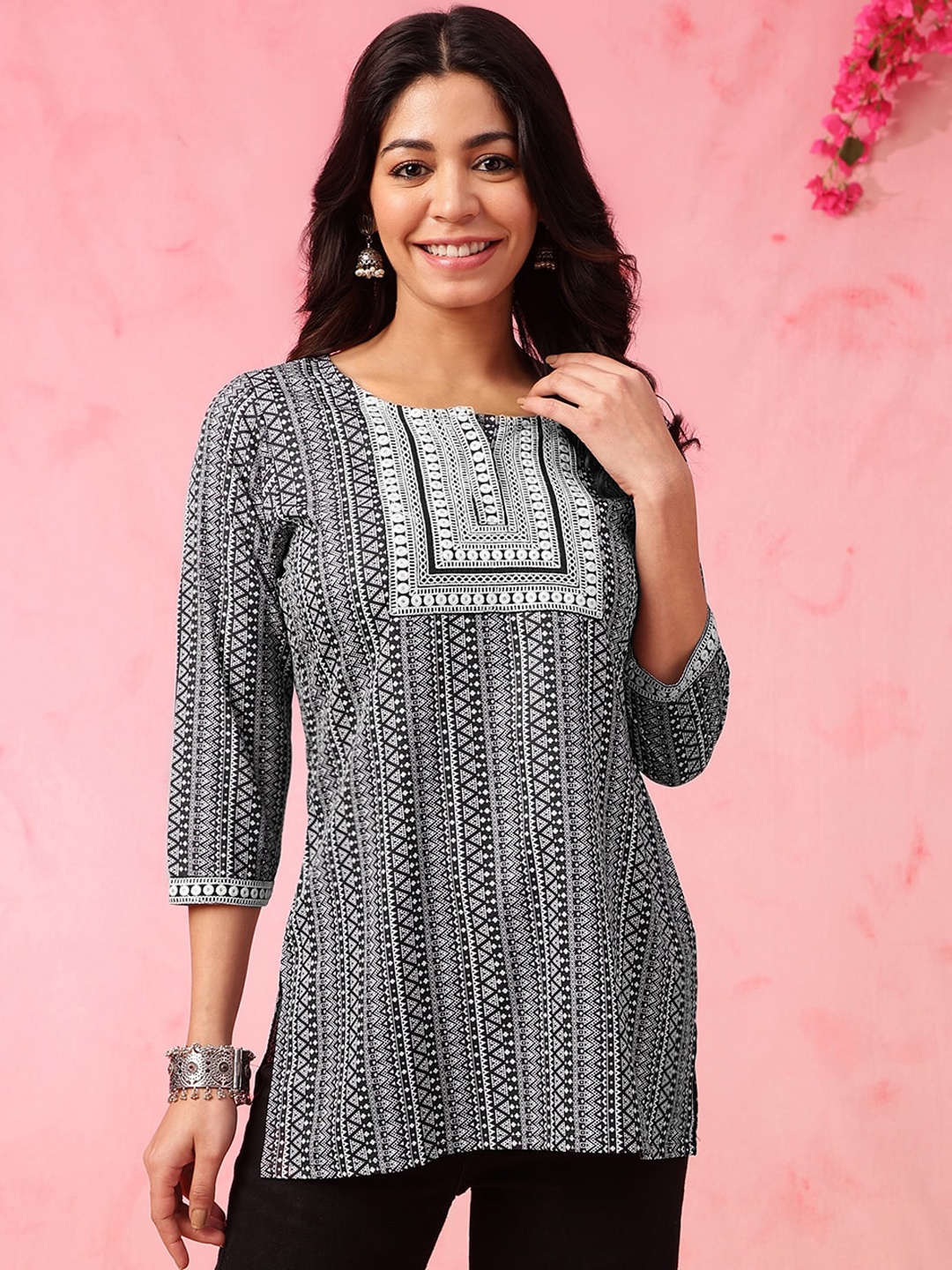 

Anouk Geometric Printed Thread Work Pure Cotton Straight Kurti, Black