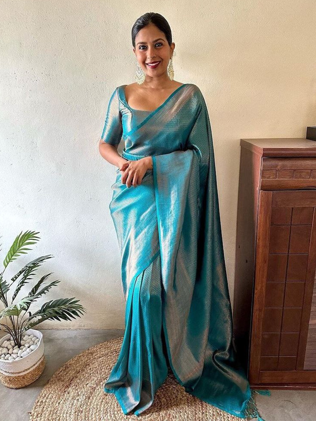 

STH Ethnic Motifs Woven Design Zari Pure Silk Banarasi Saree, Turquoise blue