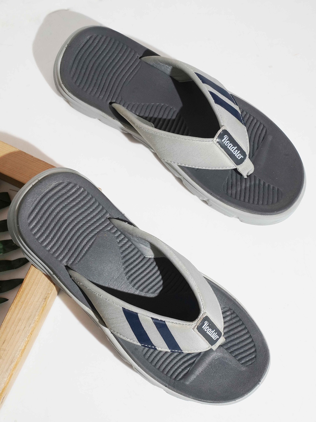 

The Roadster Lifestyle Co. Men Textured Thong Flip Flops, Grey