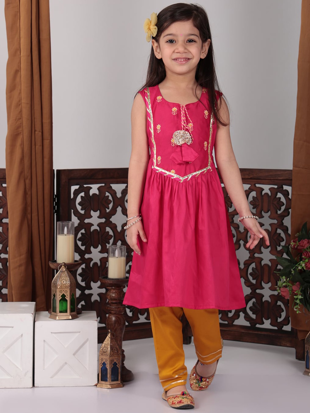 

Here&Now X Kinder Kids Girls Floral Yoke Design Regular Thread Work Pure Cotton Kurta with Trousers, Pink