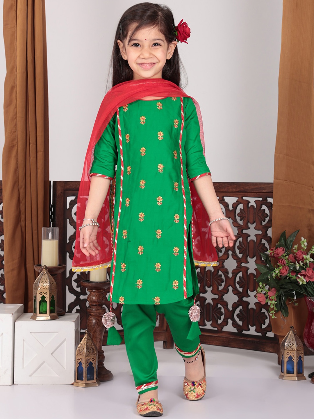 

Here&Now X Kinder Kids Girls Floral Embroidered Thread Work Pure Cotton Kurta with Trousers & Dupatta, Green