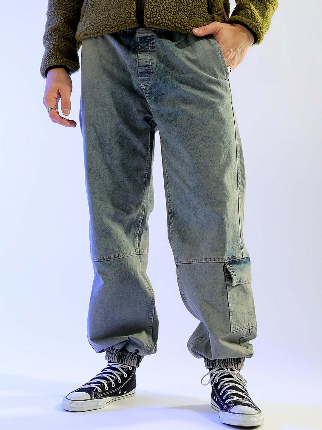 

The Indian Garage Co Men Loose Fit Heavy Fade Stretchable Cargo Jogger Jeans, Blue