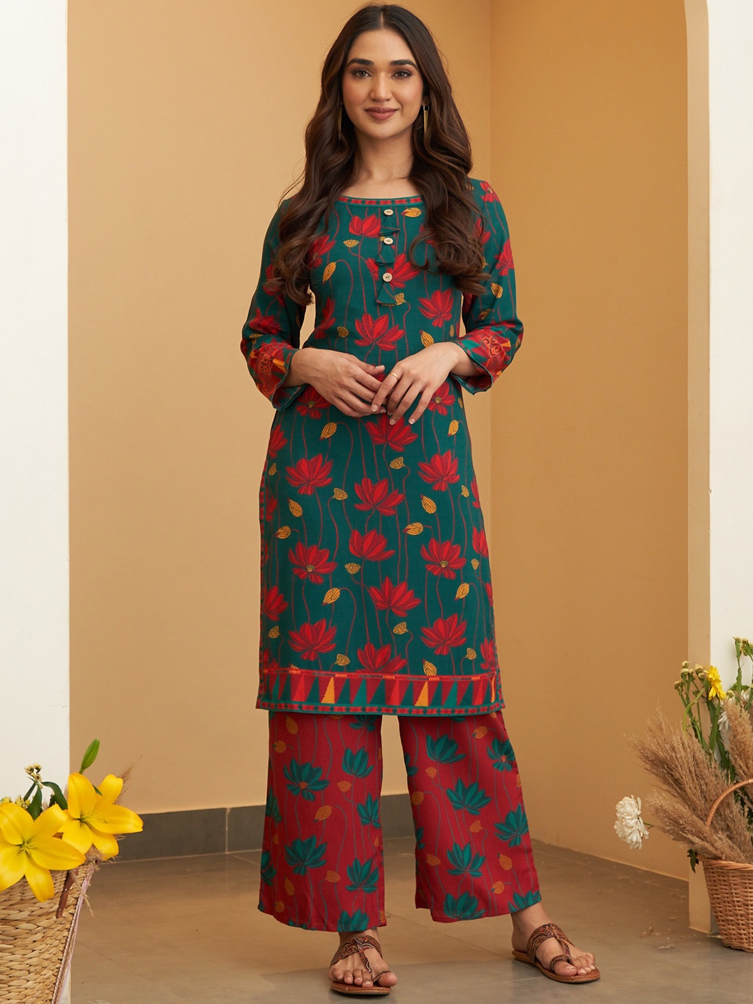 

Rustorange Floral Printed Regular Straight Kurta with Palazzos, Turquoise blue