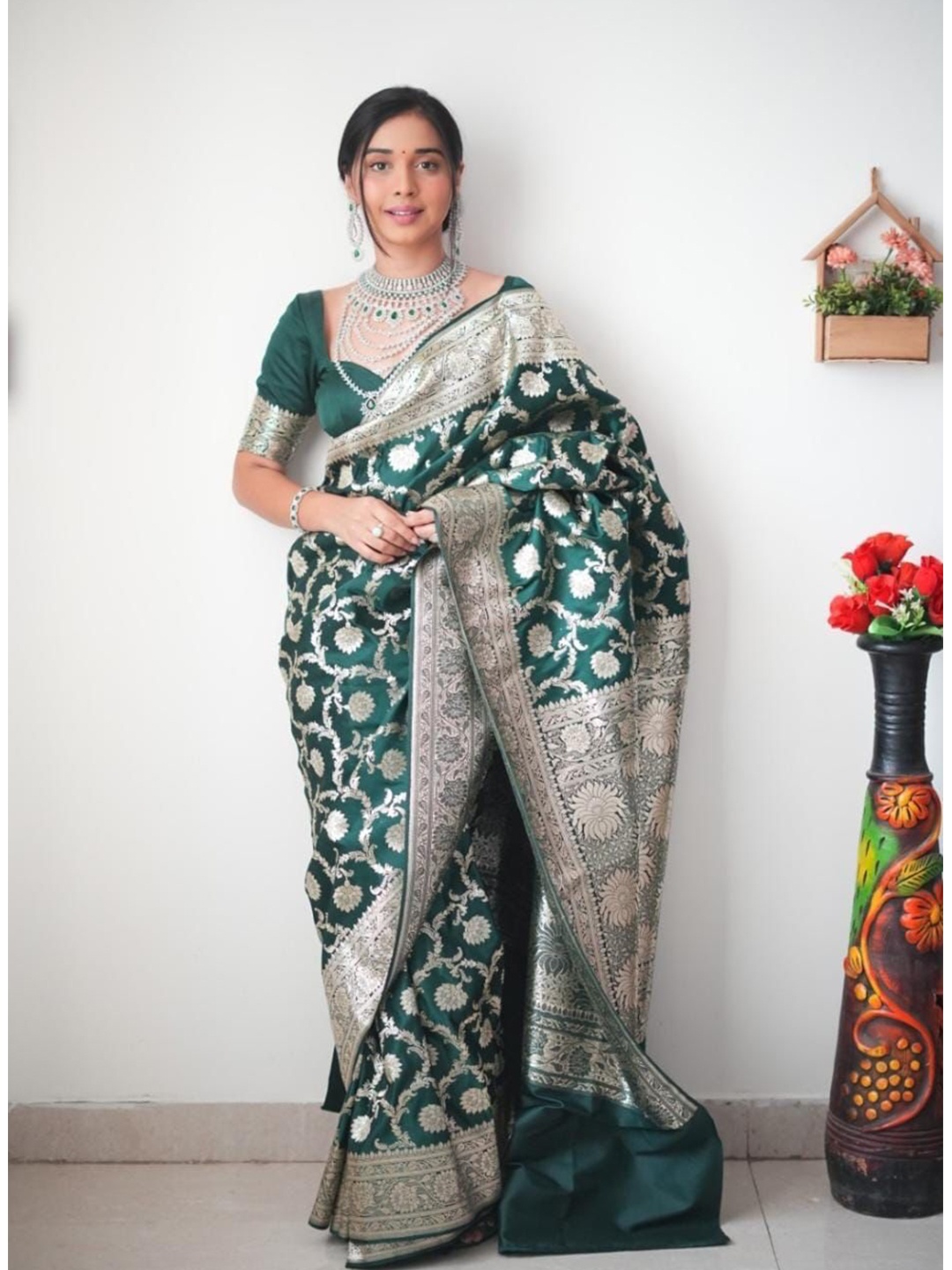 

Naishu Trendz Floral Woven Design Pure Silk Kanjeevaram Zari Saree, Green