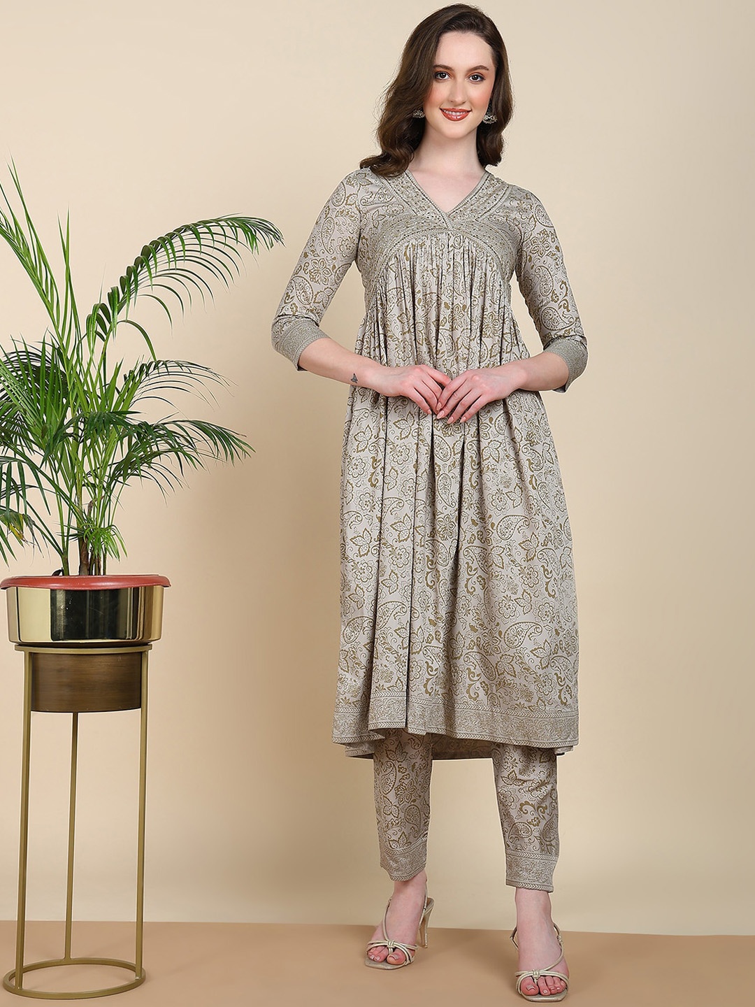 

HERE&NOW Floral Printed Pure Silk Empire Kurta With Trousers, Grey