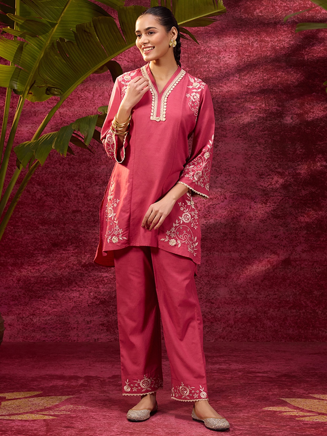 

Lakshita Floral Embroidered V-Neck Cotton Linen Co-ords, Pink