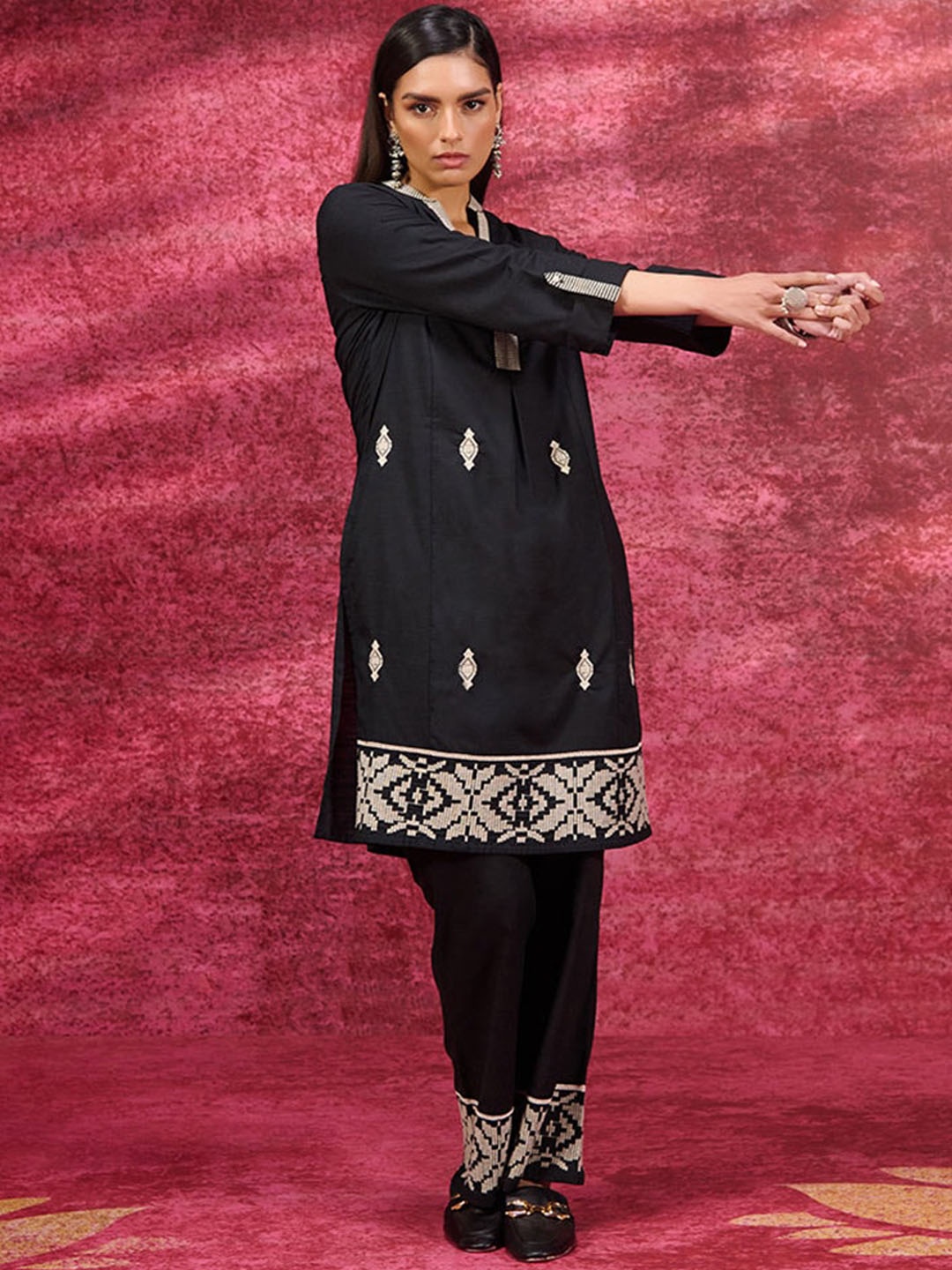 

Lakshita Ethnic Motifs Embroidered Straight Kurta With Palazzos, Black