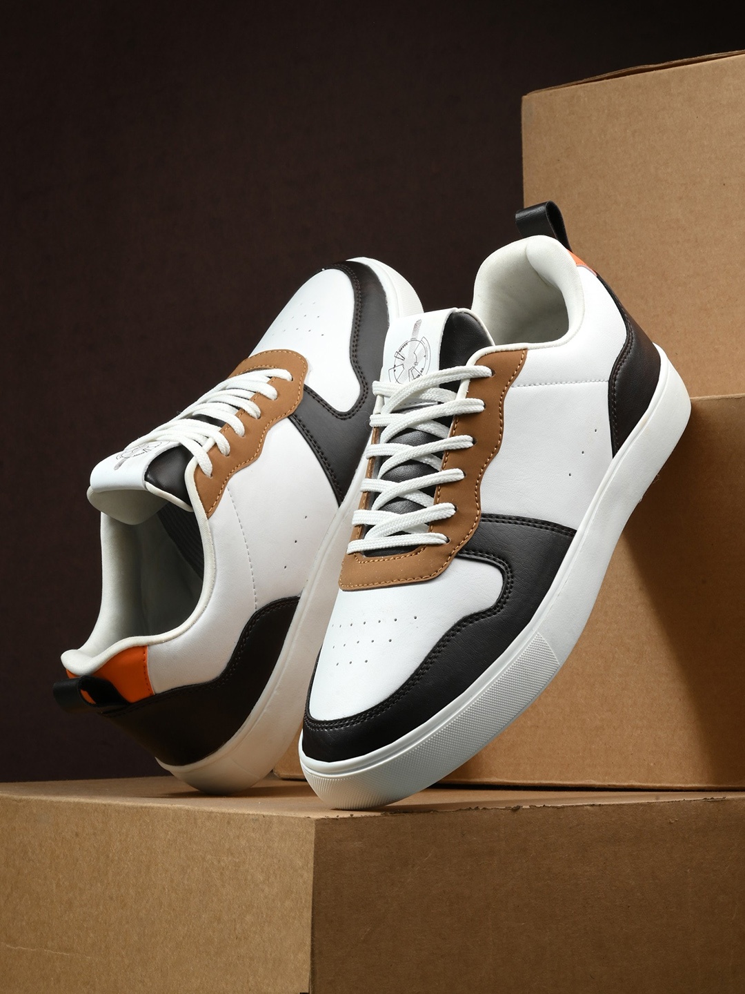 

The Roadster Lifestyle Co. Men Colourblocked Comfort Insole Sneakers, Off white