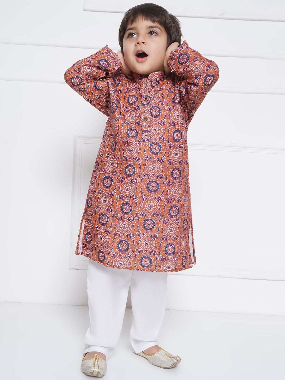 

Aj DEZInES Boys Floral Printed Straight Mandarin Collar Pure Cotton Kurta With Pyjama, Orange