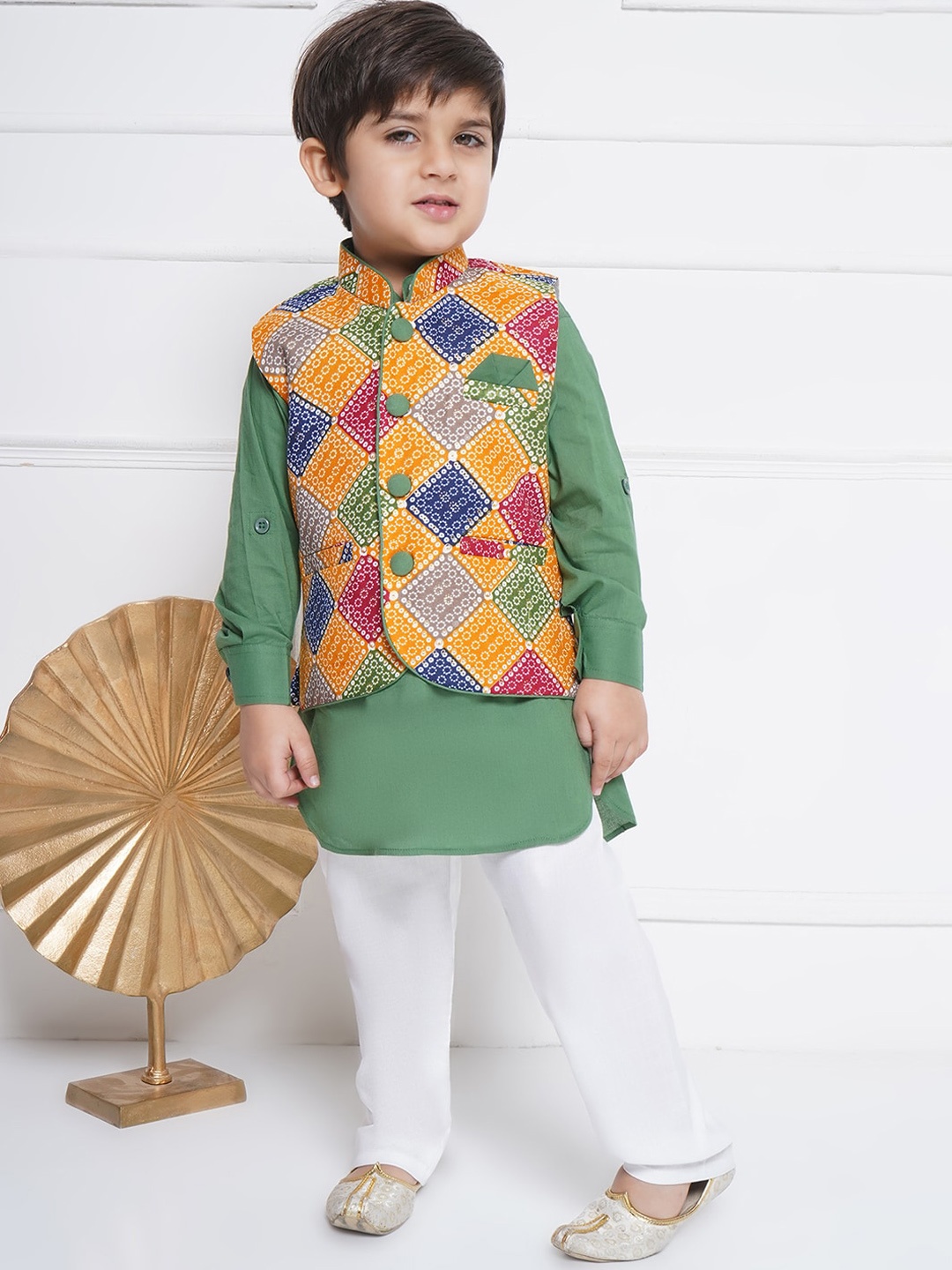 

Aj DEZInES Boys Geometric Printed Curved Pure Cotton Straight Kurta With Pyjama, Green