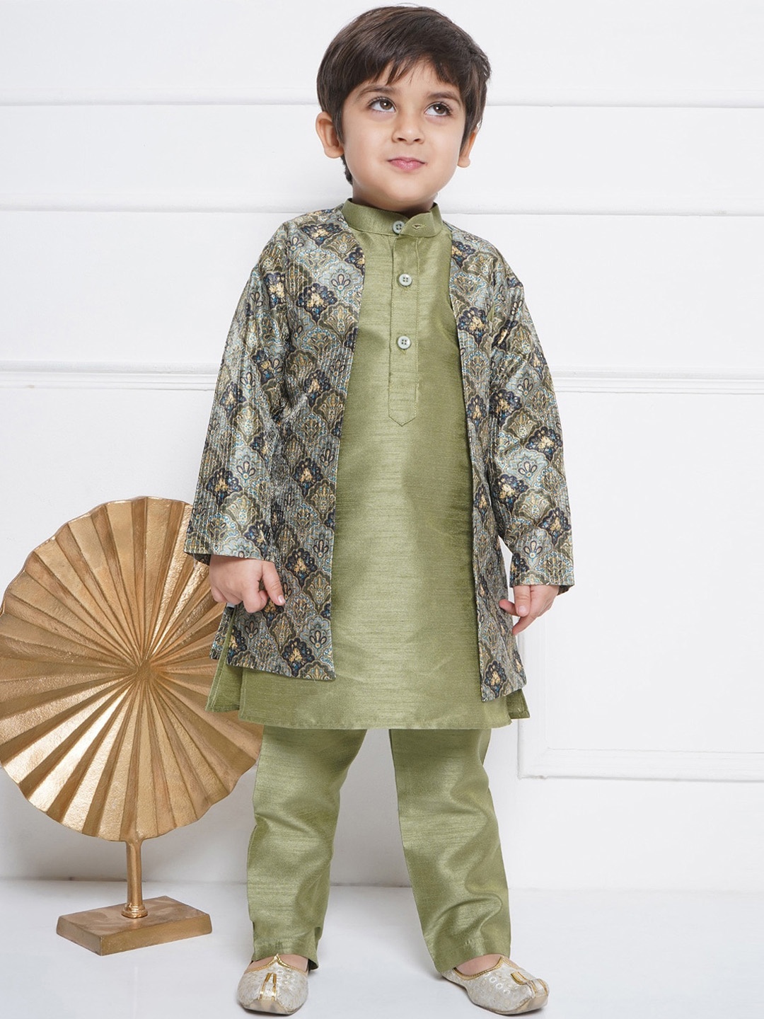 

Aj DEZInES Boys Floral Embroidered Mandarin Collar Straight Kurta With Pyjama, Green