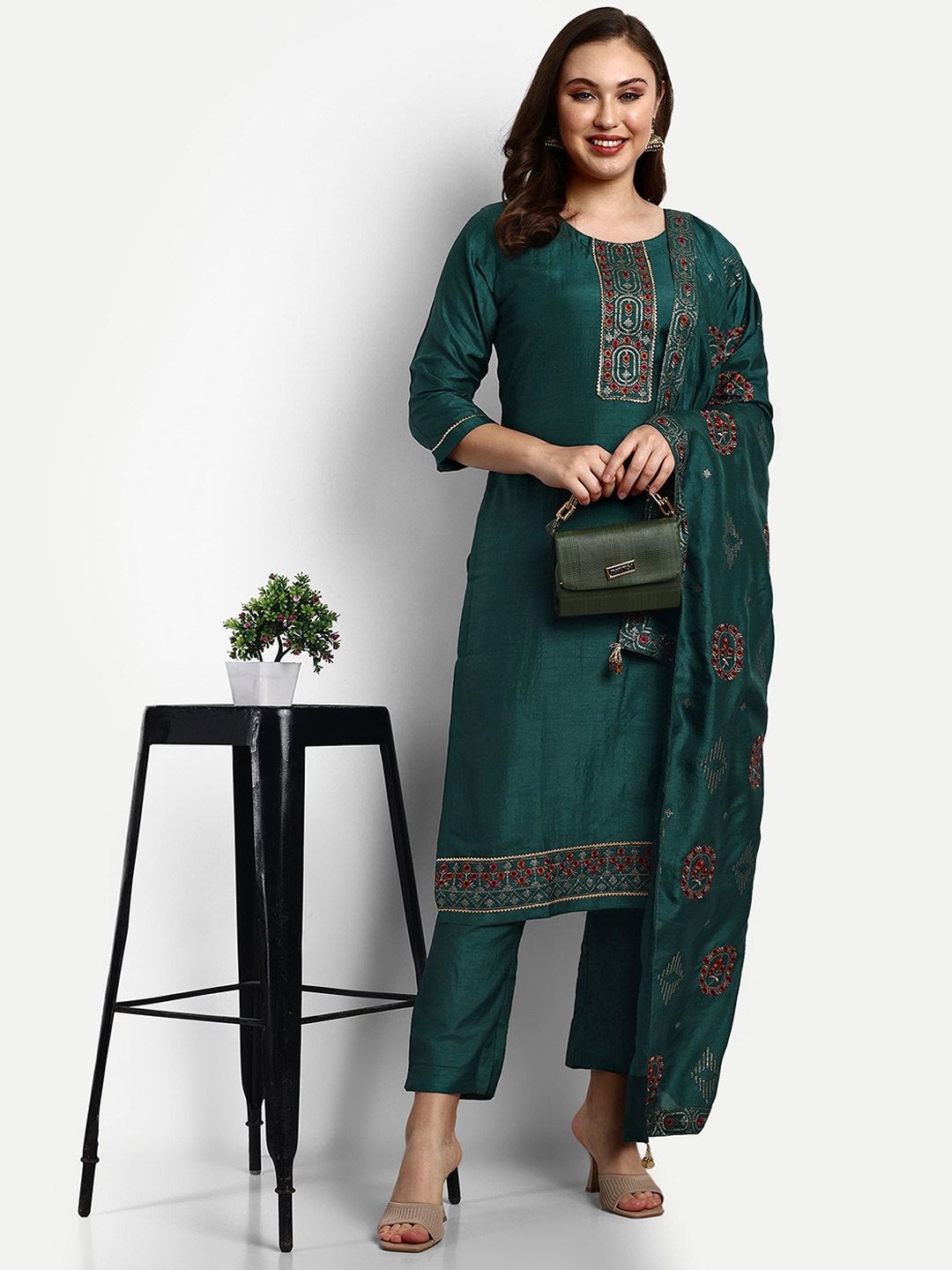

V B SONS Floral Embroidered Regular Gotta Patti Kurta with Trouser & Dupatta, Green