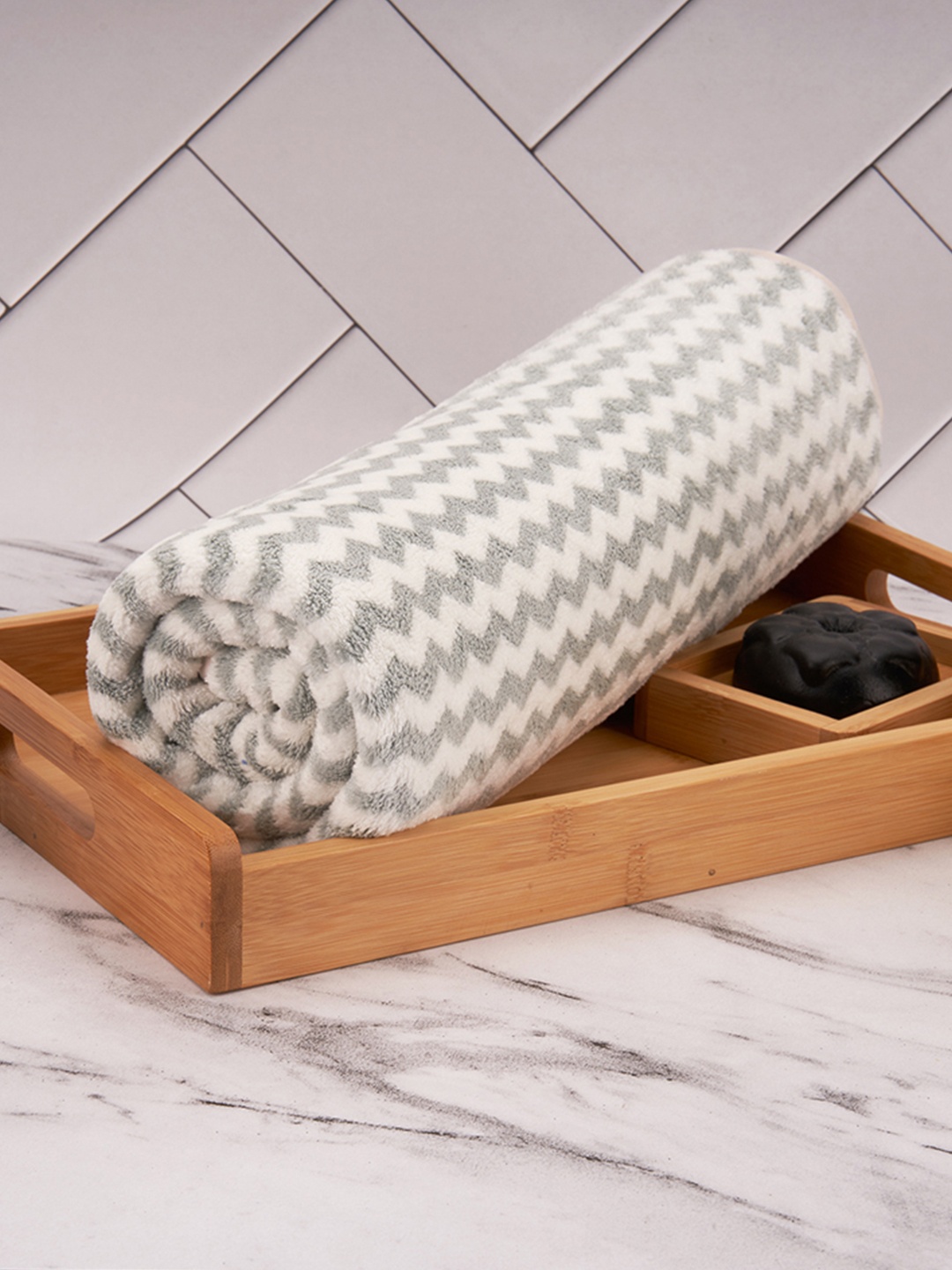

Aura Grey & White 2 Pieces Premium Striped Absorbent UltraSoft Anti-Fade Bath Towel