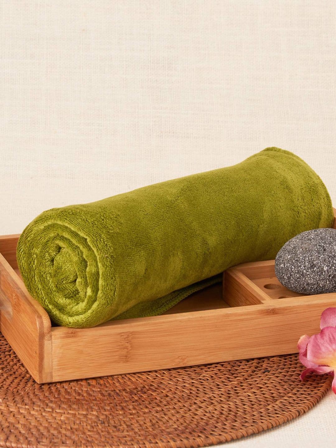 

Aura Green Absorbent UltraSoft Anti-Fade 300 GSM Bath Towel