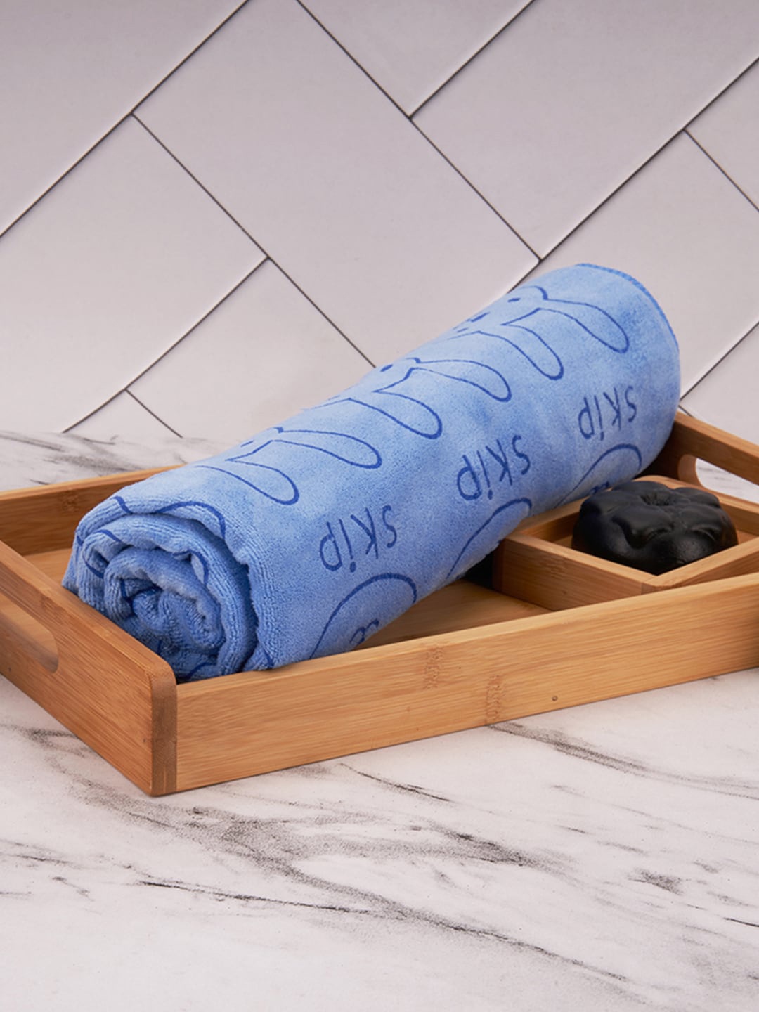 

Aura Blue Printed Microfiber 400 GSM Absorbent UltraSoft Anti-Fade Bath Towel