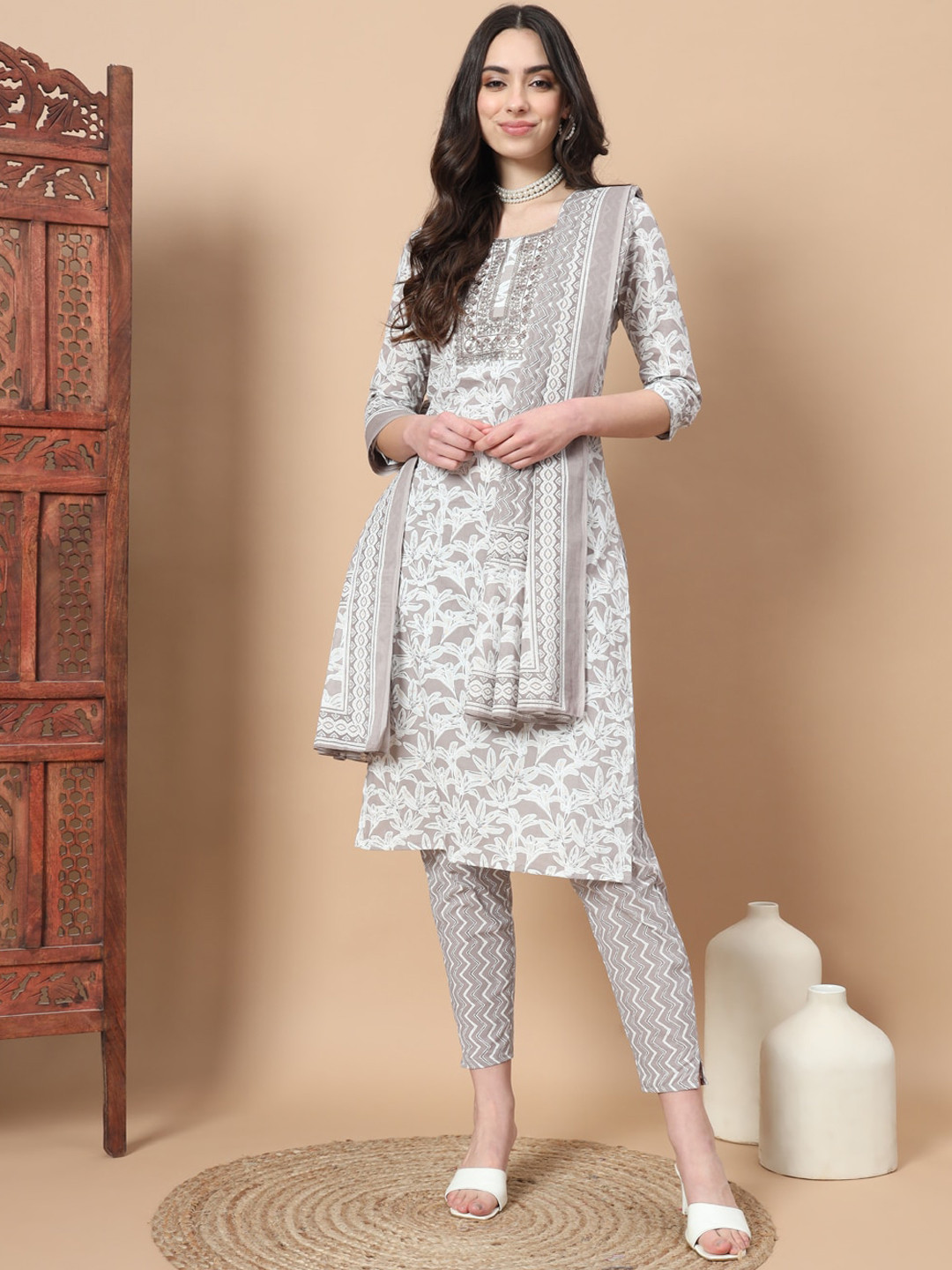 

Yufta Floral Printed Regular Pure Cotton Kurta With Trousers & Dupatta, Brown