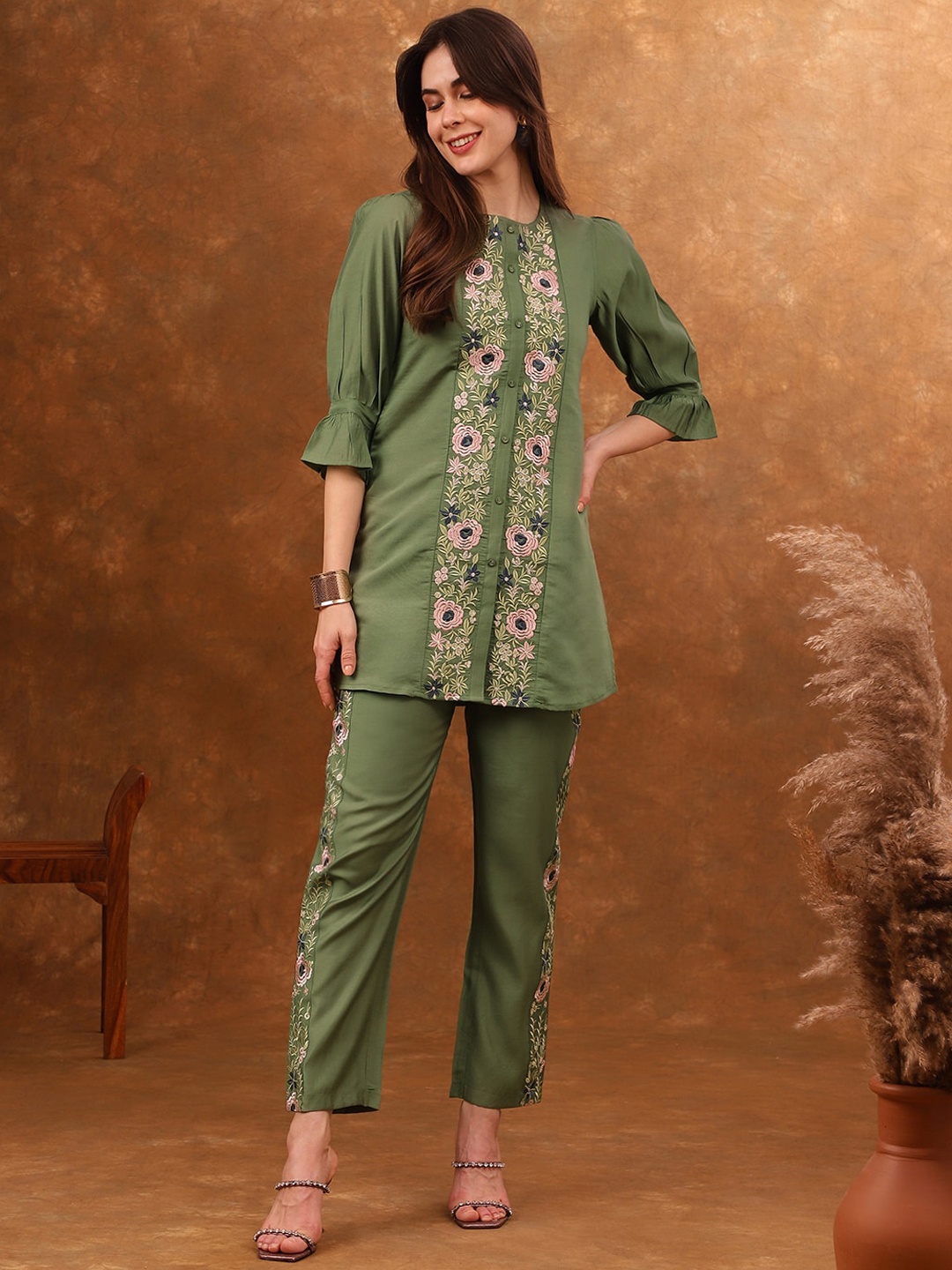 

Anouk Ethnic Motifs Silk Blend Embroidered Tunic with Trousers, Green