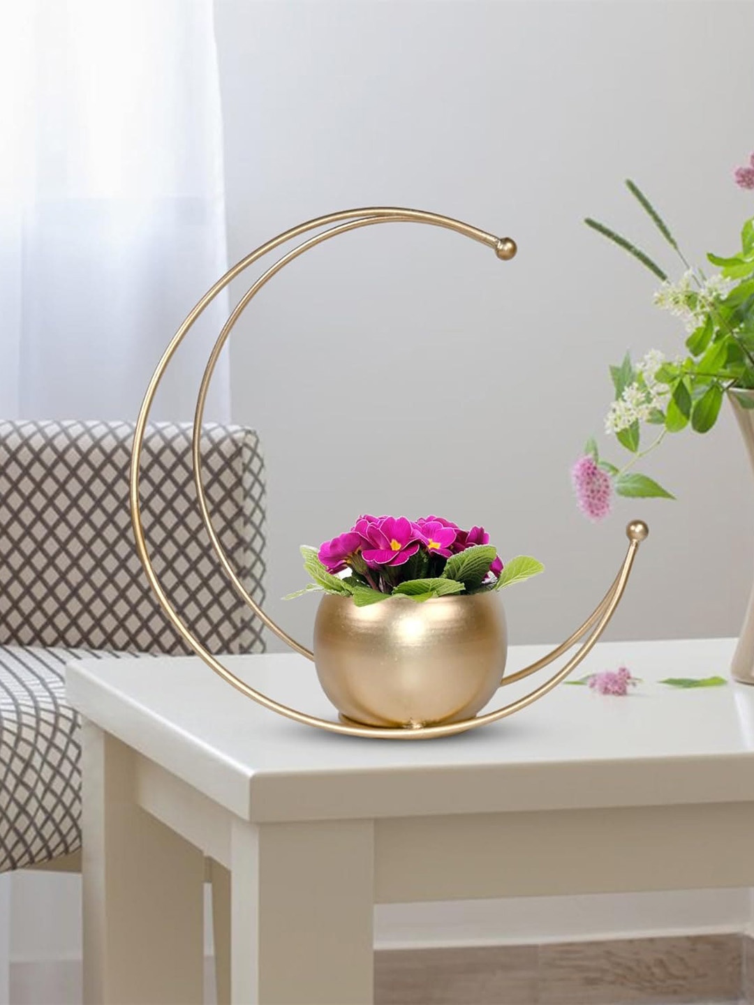 

Crazy Sutra Gold Toned Geometric Shaped Planter