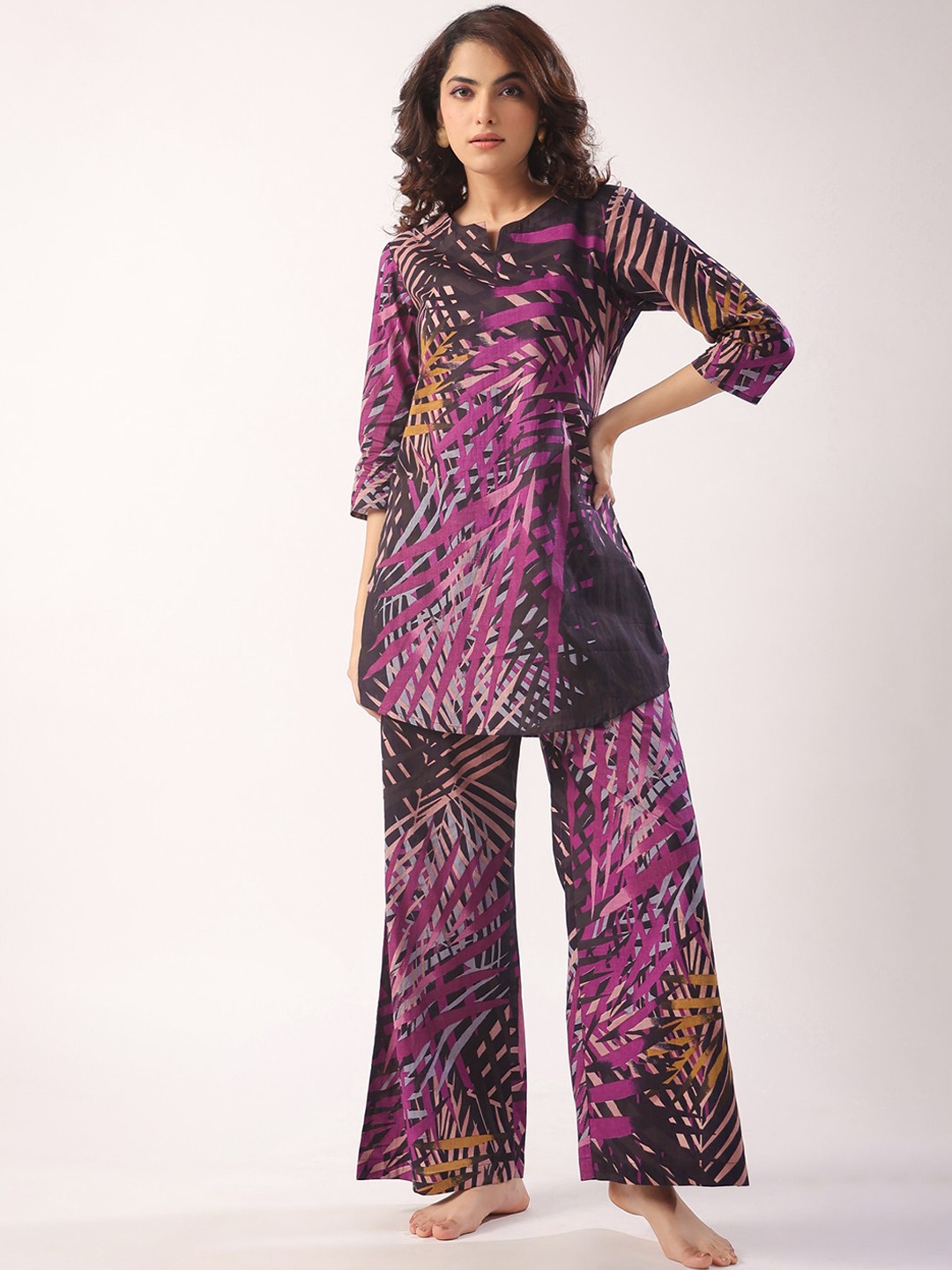 

JISORA Floral Printed V-Neck Kurti With Pyjamas, Purple