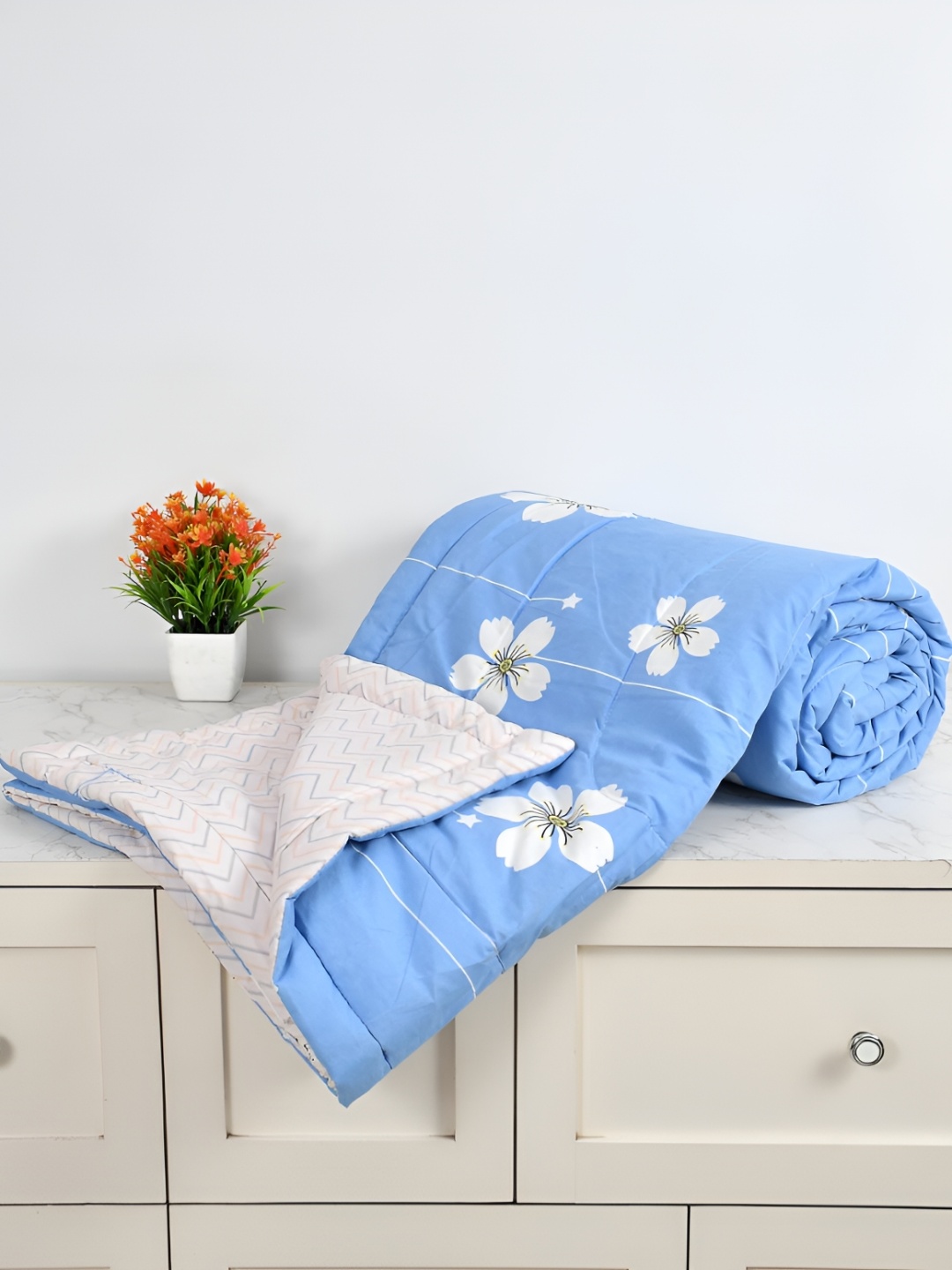 

Florida Blue & White Printed Cotton Reversible AC Room 180 GSM Double Bed Comforter