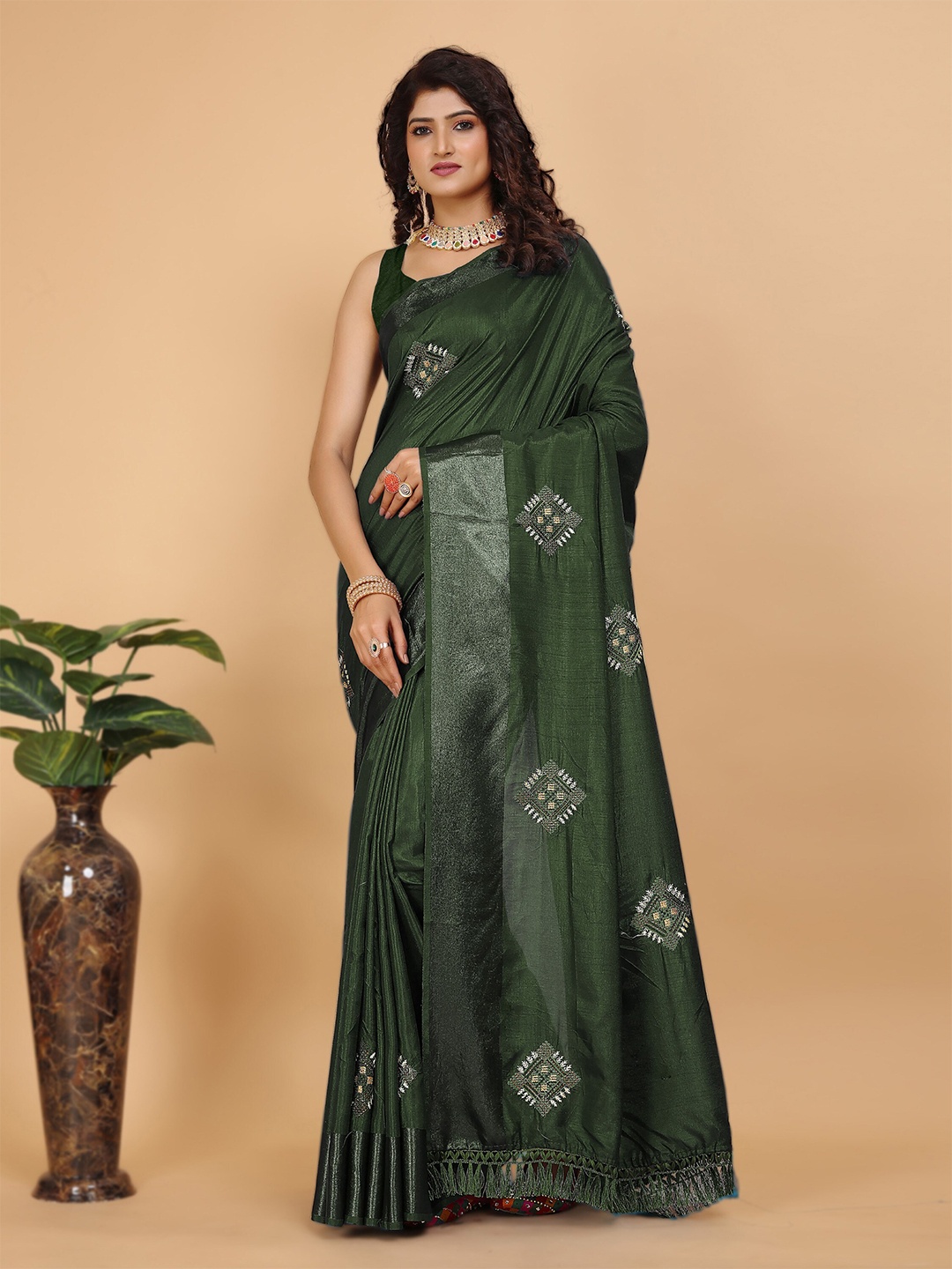 

Celeb Styles Ethnic Motifs Embroidered Saree, Green