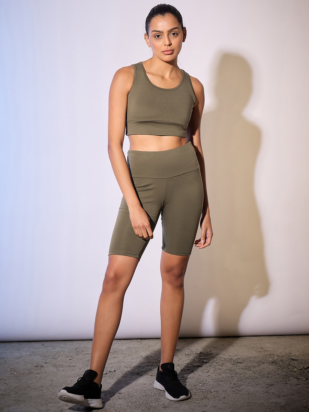 

COLOR CAPITAL High Performance Round Neck Sports Bra With Tights, Khaki