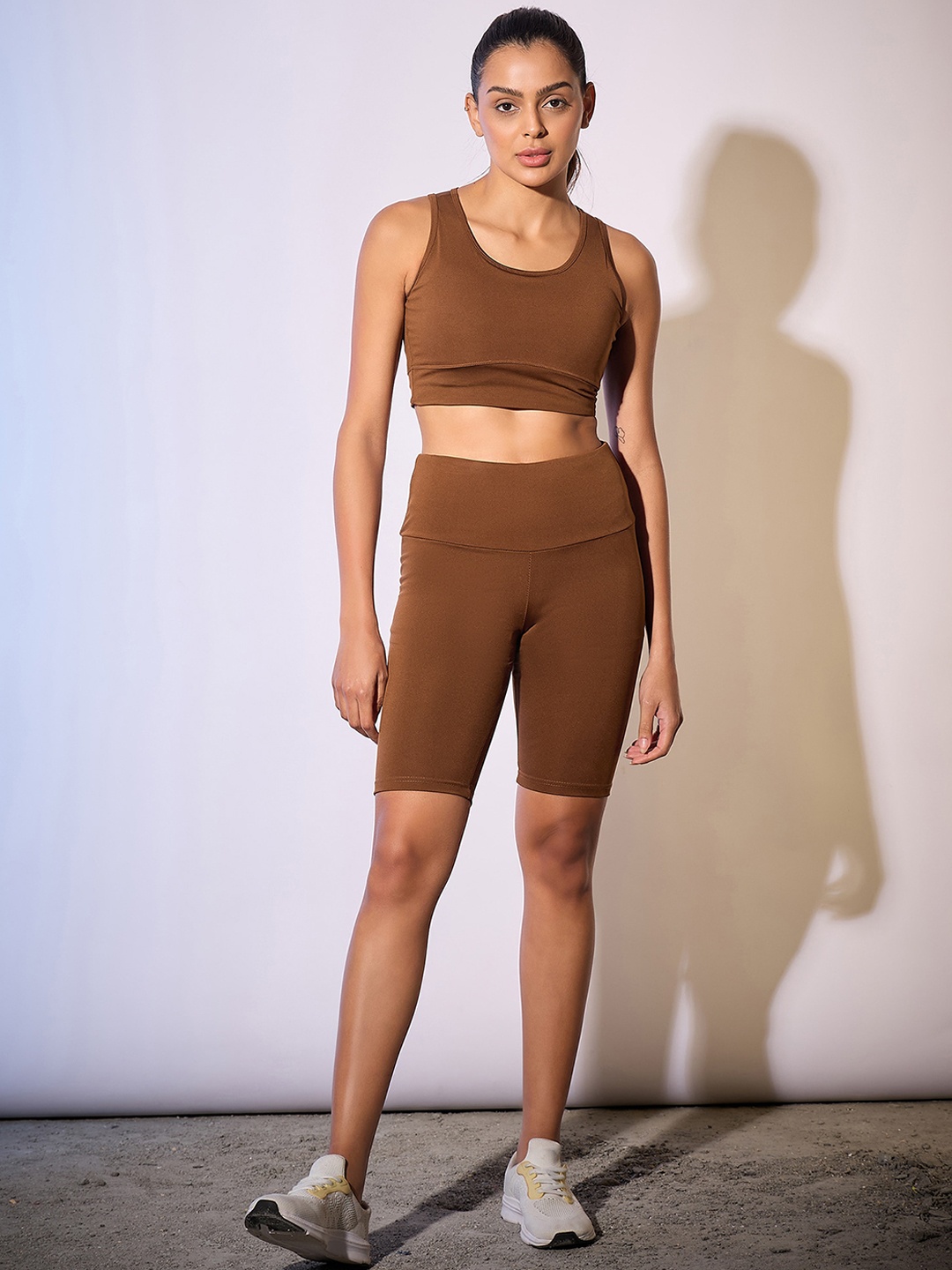 

COLOR CAPITAL High Performance Round Neck Sports Bra With Tights, Brown