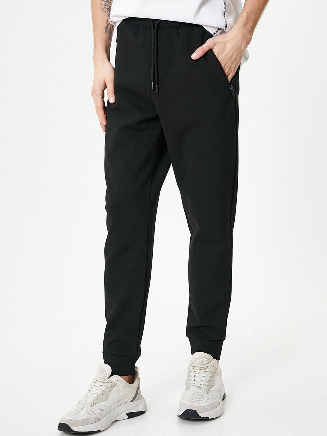 

Koton Men Mid-Rise Jogger, Black