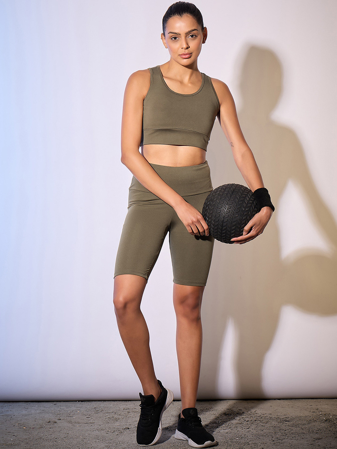 

COLOR CAPITAL Women Slim-Fit Antimicrobial Short Gym Tights, Khaki