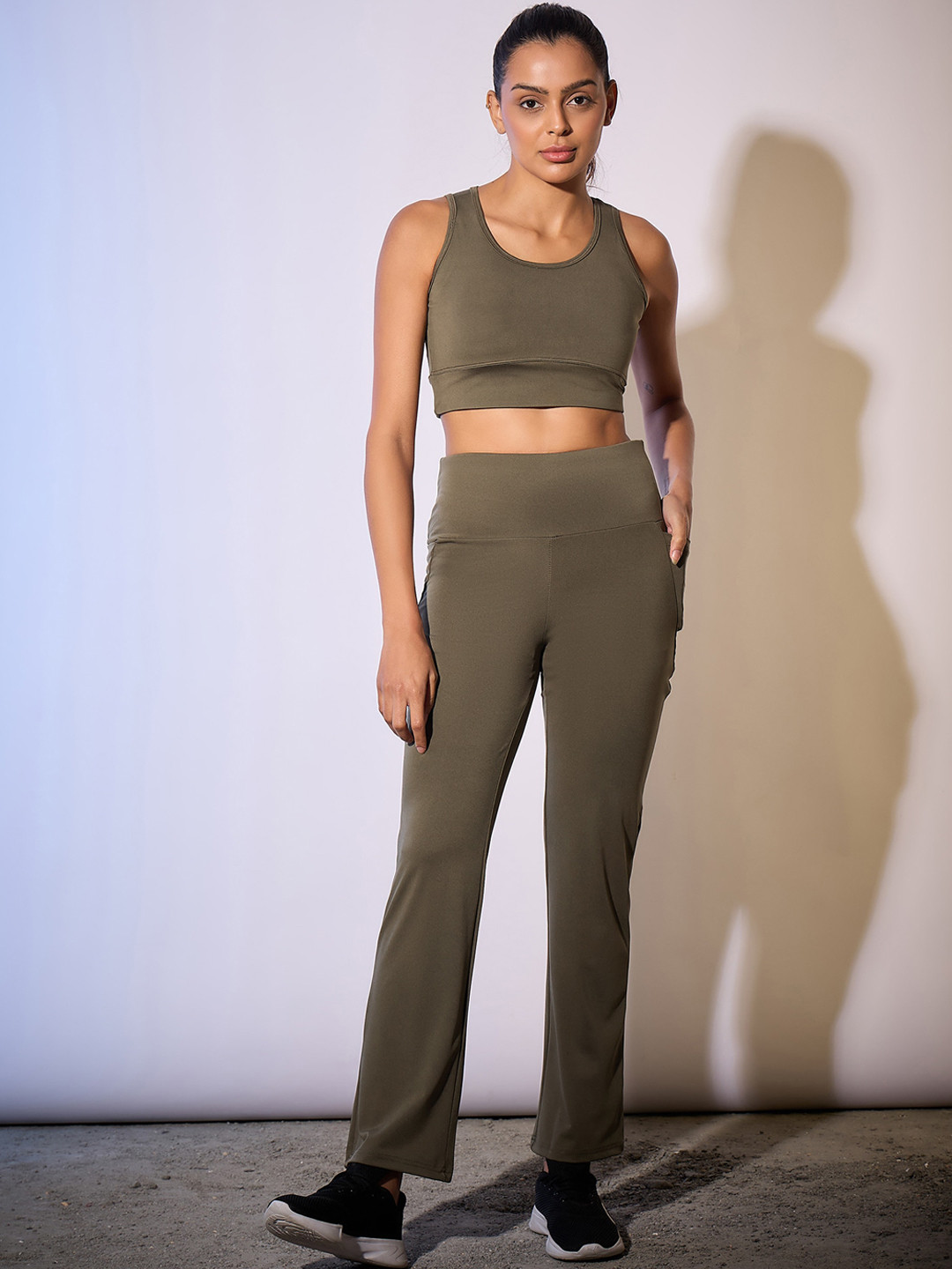 

COLOR CAPITAL High Performance Round Neck Sports Bra With Tights, Khaki