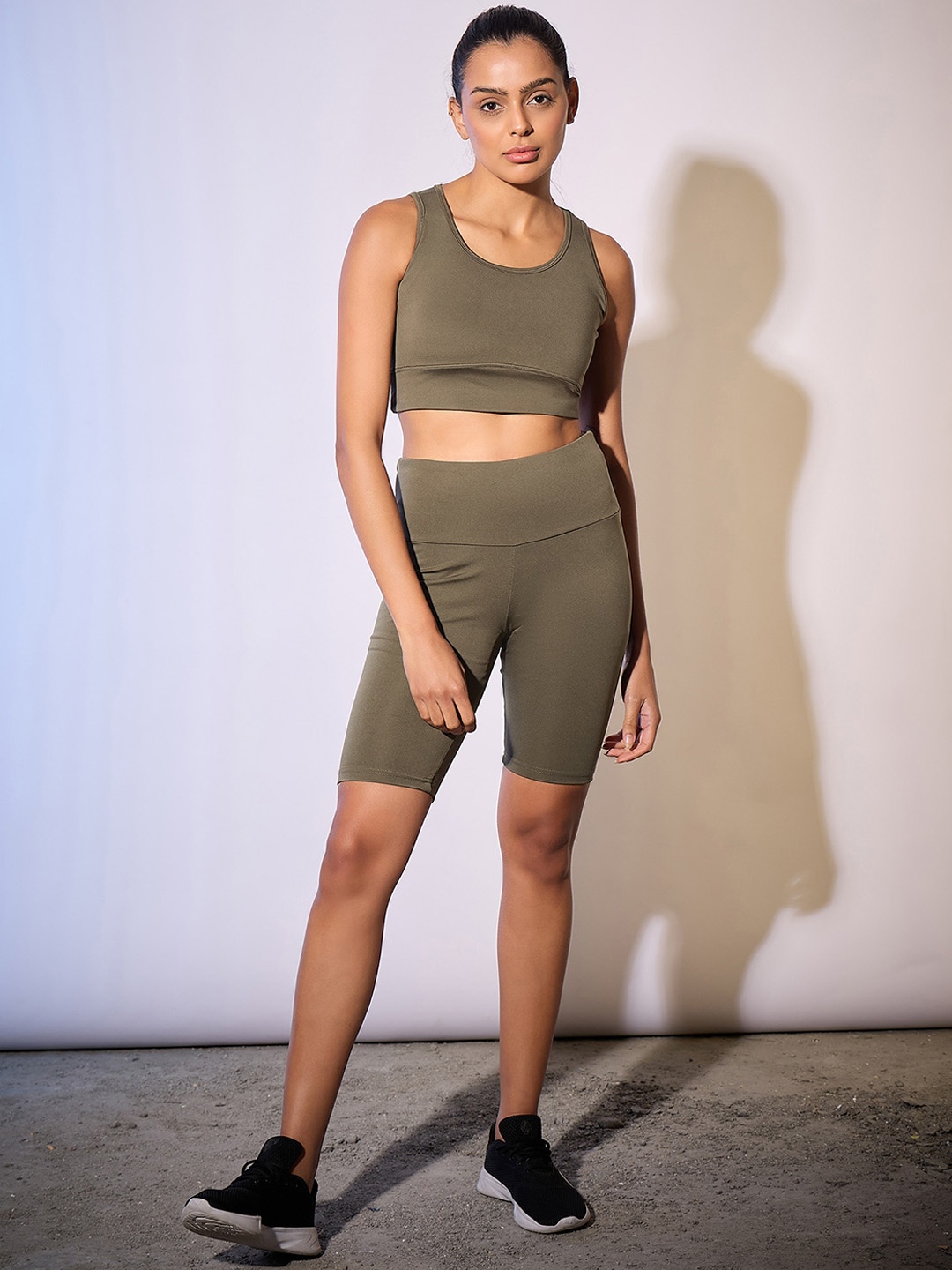 

COLOR CAPITAL High Performance Round Neck Sports Bra With Tights, Khaki