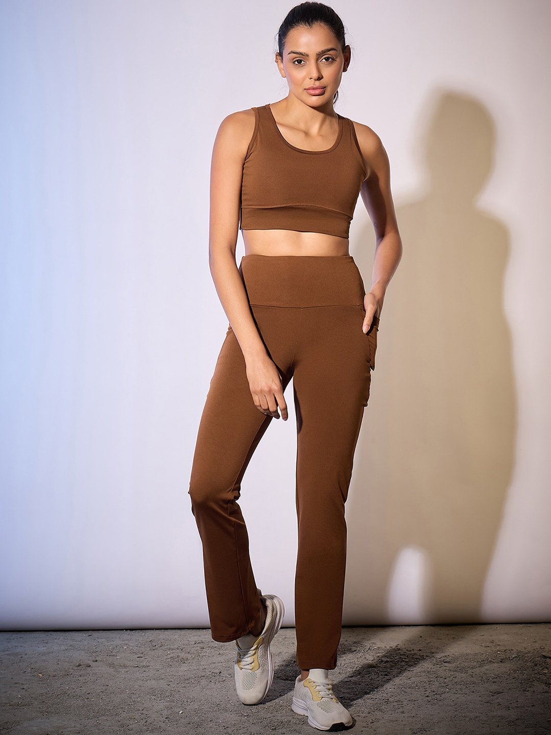 

COLOR CAPITAL High Performance Round Neck Sports Bra With Tights, Brown