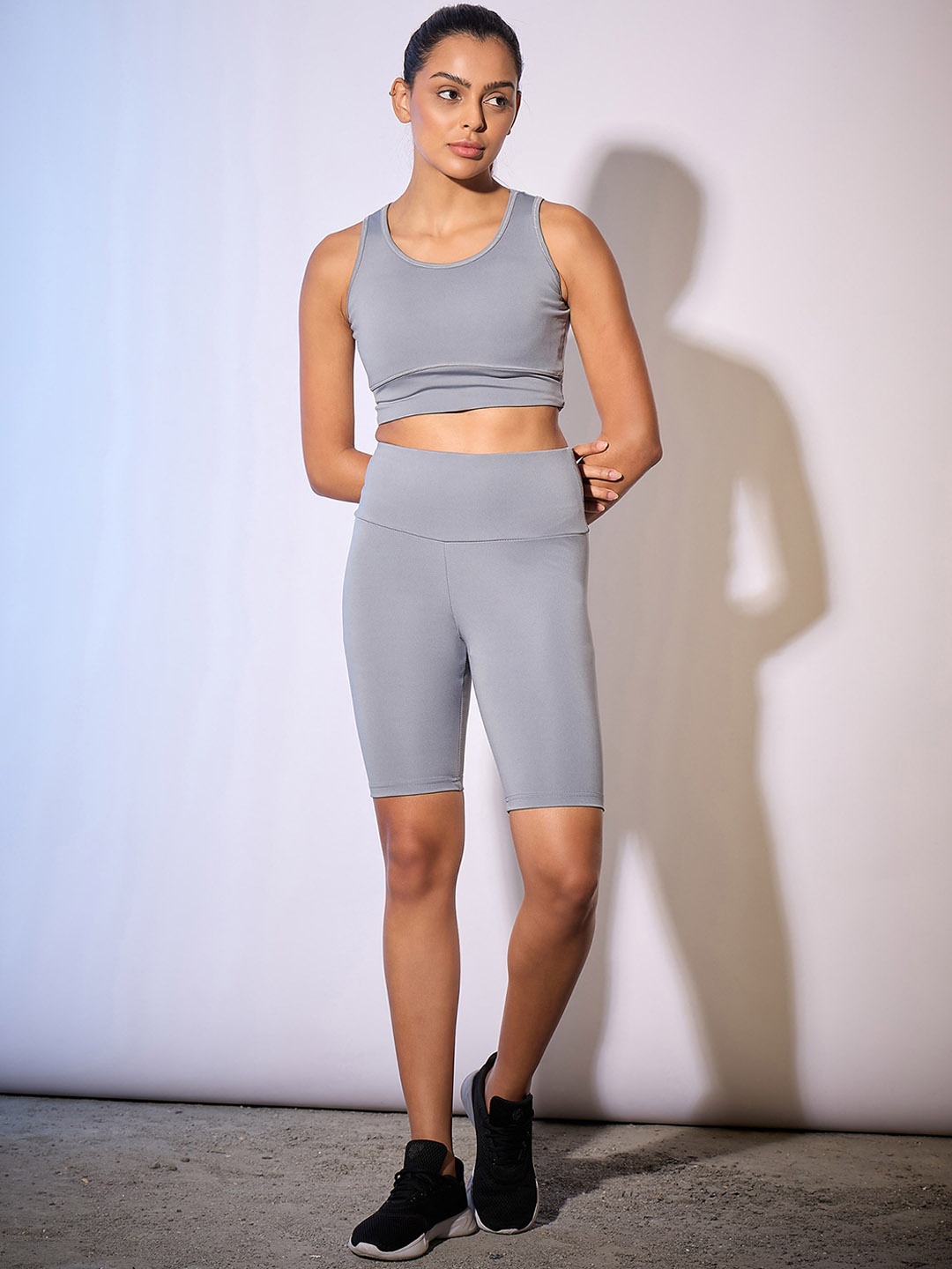 

COLOR CAPITAL High Performance Round Neck Sports Bra With Tights, Grey