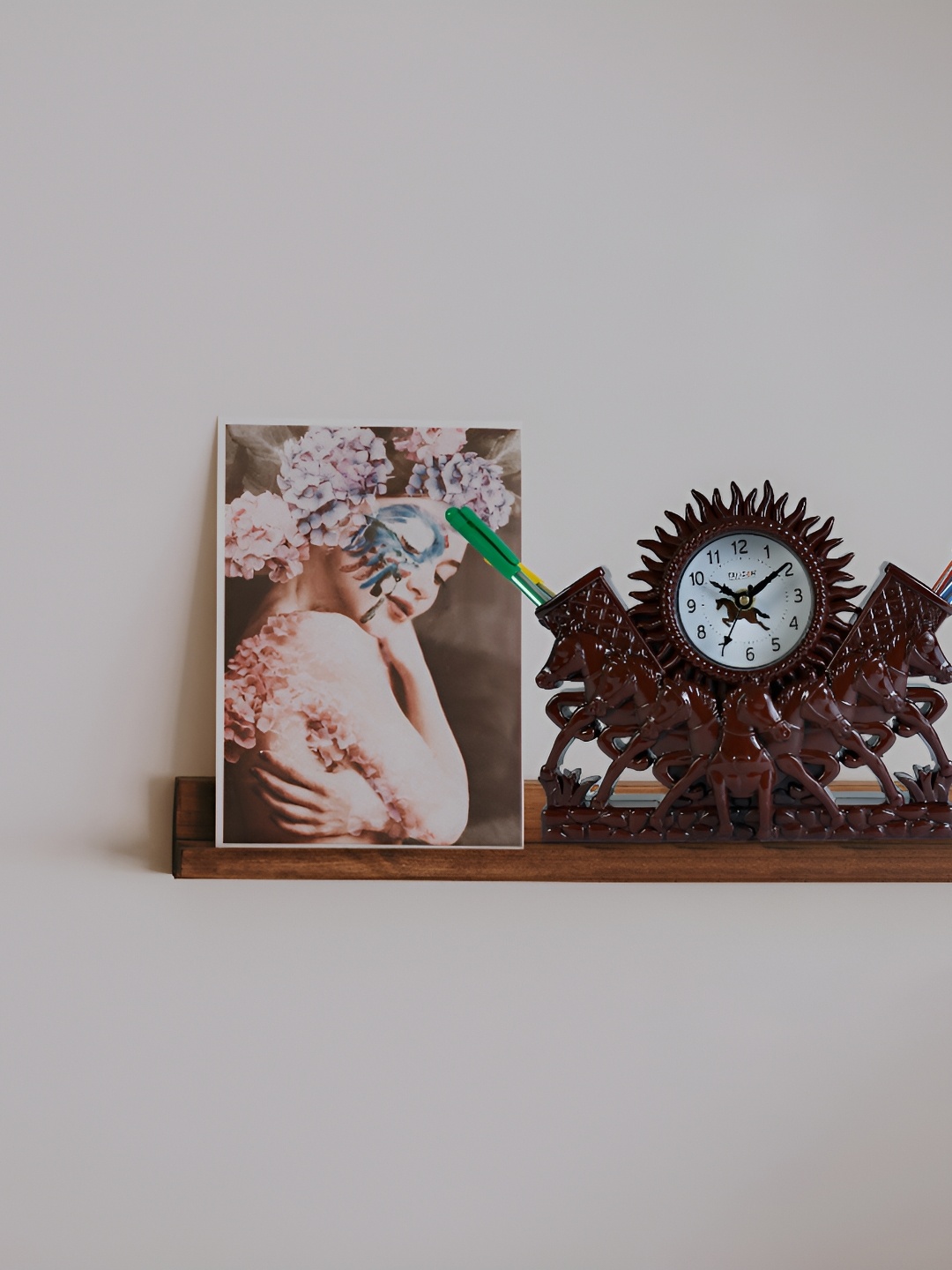 

Sigaram Maroon Round Textured Table Clock