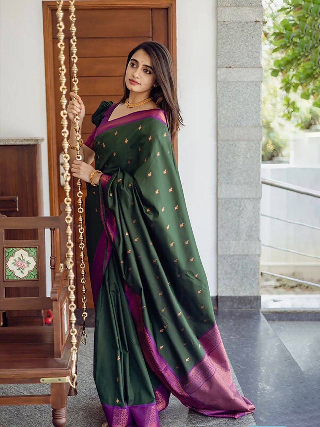 

Aldwych Ethnic Motifs Woven Design Zari Banarasi Saree, Green