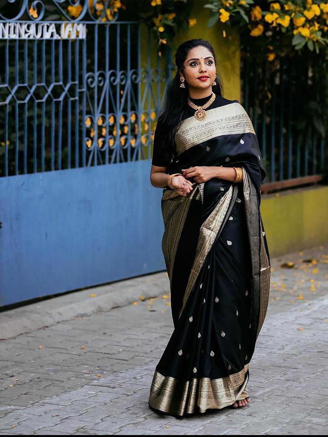 

Aldwych Woven Design Zari Banarasi Saree, Black