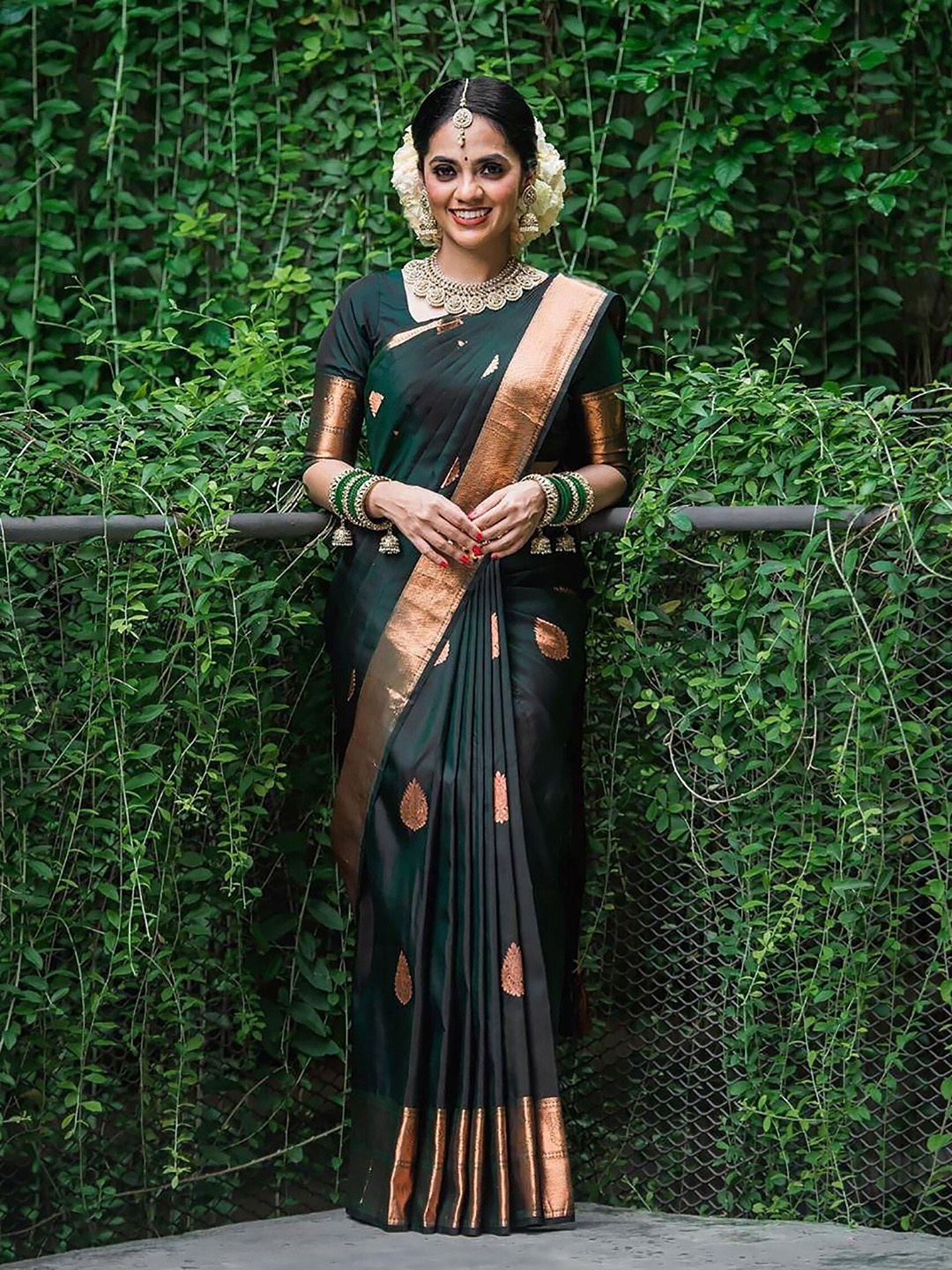 

Aldwych Ethnic Motifs Woven Design Zari Banarasi Saree, Green