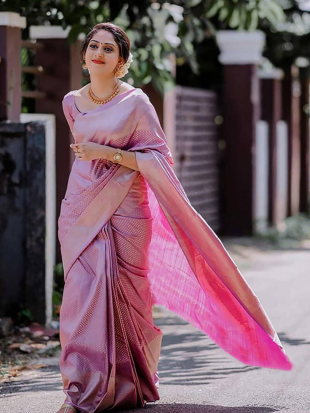 

Aldwych Woven Design Zari Silk Blend Banarasi Saree, Pink