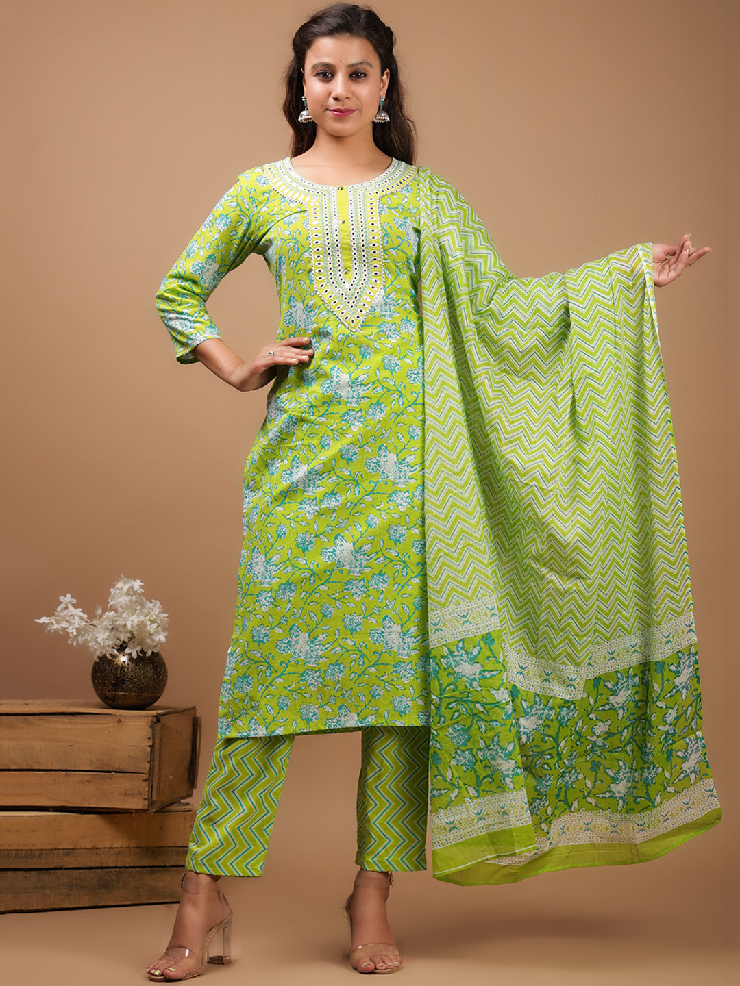 

Chandbaali Floral Printed Round Neck Pure Cotton Kurta with Pyjamas & Dupatta, Green