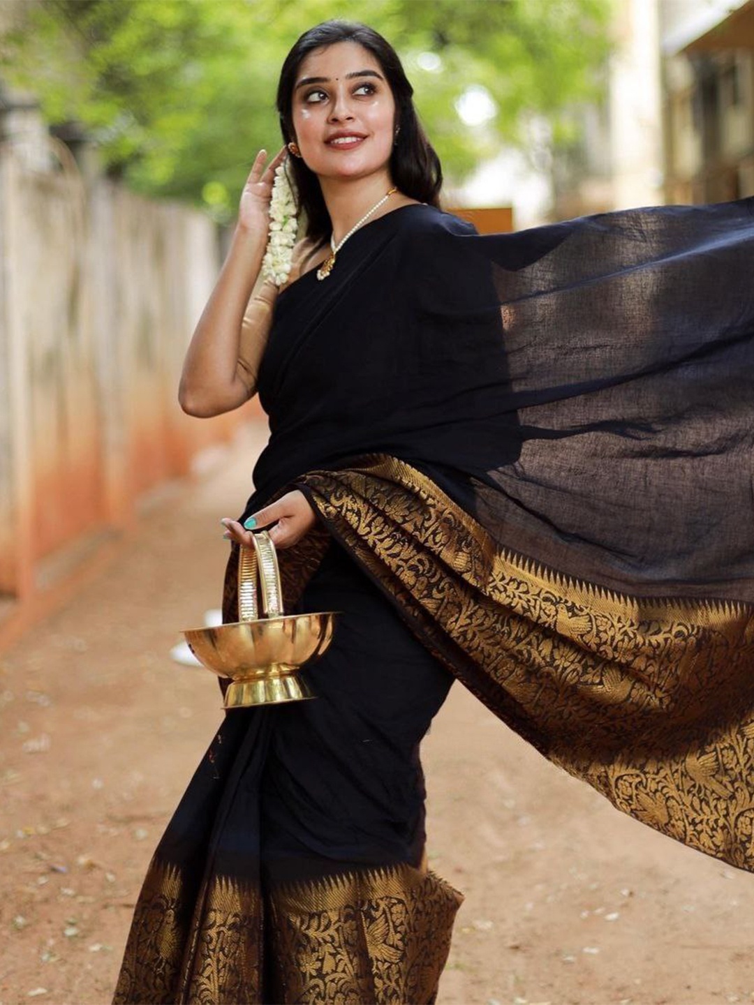 

Naishu Trendz Zari Pure Silk Kanjeevaram Saree, Black