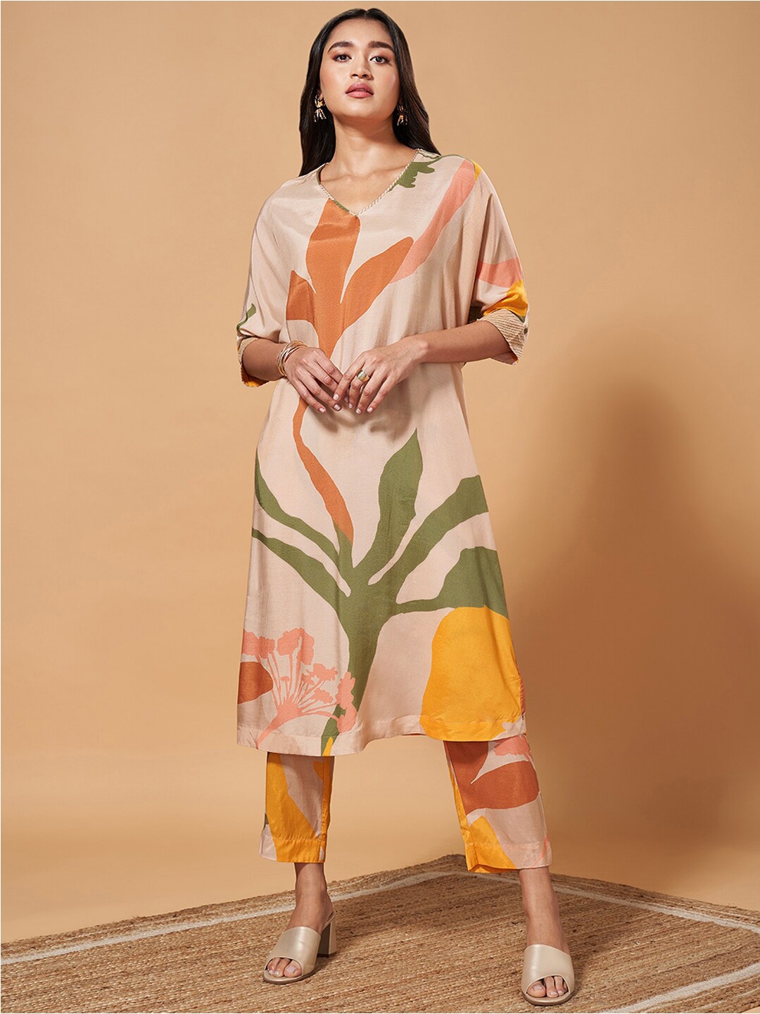 

Marigold Lane Floral Printed V-Neck Straight Kurta With Trousers, Peach