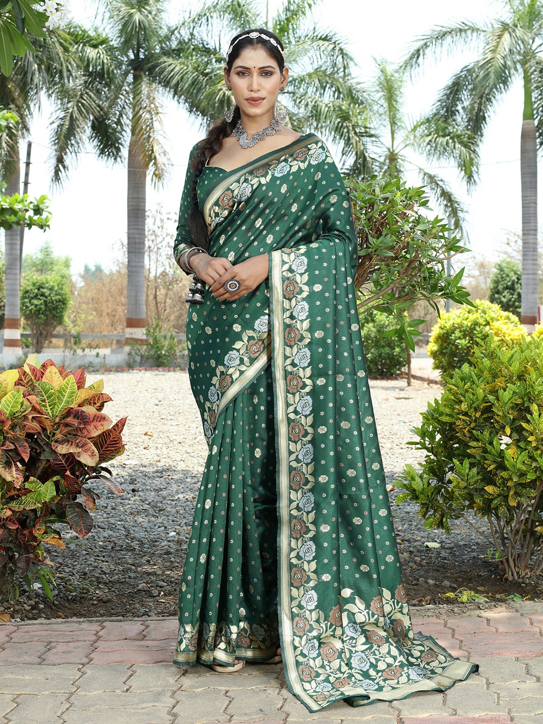 

Vrundavan ethics Ethnic Motifs Woven Design Zari Banarasi Saree, Green